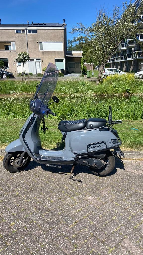 Tweedehands Capri scooter, Grijs, 2024, 9000 km goede staat., Ophalen, Zo goed als nieuw, Benzine, Overige merken
