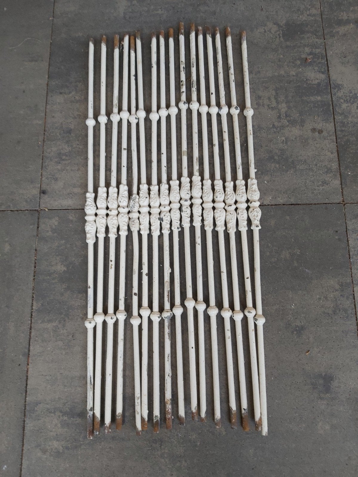 Antieke,smeedijzeren,trap-of balkonspijlen.16 stuks., Ophalen