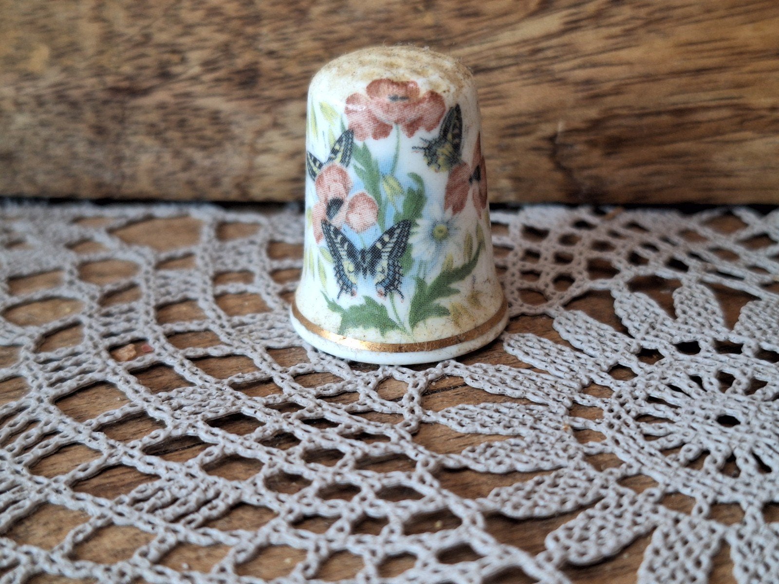 Antieke vingerhoed met vlinders en bloemen, Ophalen of Verzenden, Gebruikt