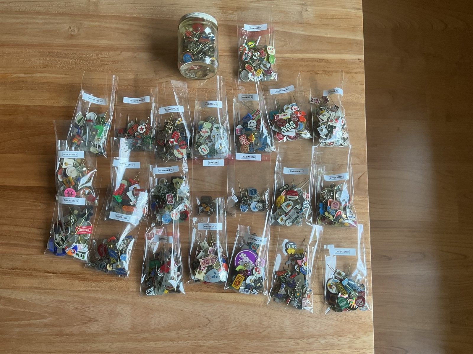 Grote collectie pins en speldjes, diverse onderwerpen, Verzamelen, Speldjes, Pins en Buttons, Ophalen of Verzenden, Gebruikt, Overige onderwerpen