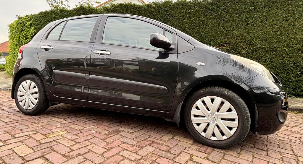 Toyota Yaris 1.3 16V Vvt-i 5DR 2010 5 deurs zwart, Voorwielaandrijving, 1025 kg, 40 €/maand, 4 cilinders