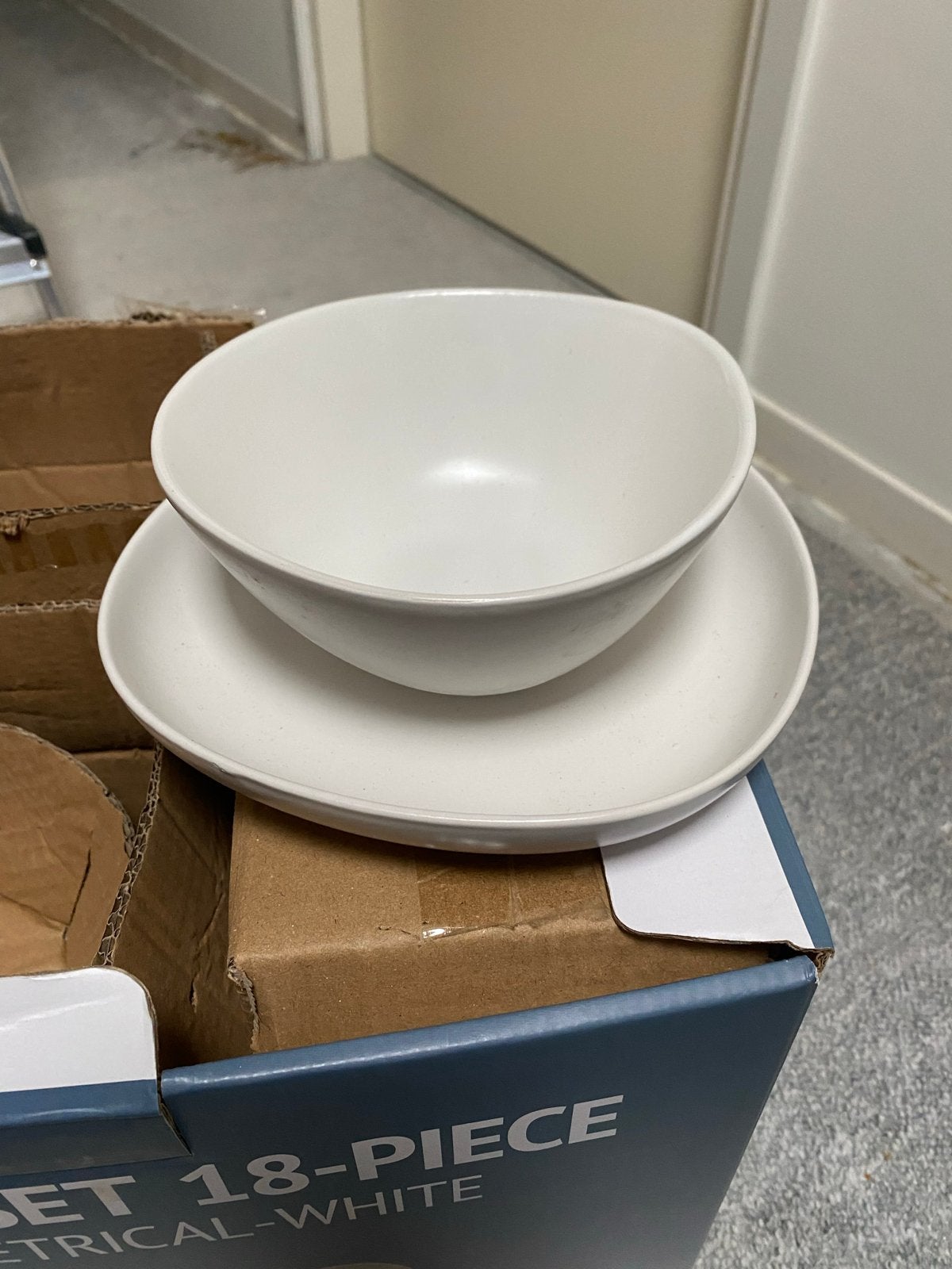 Nieuw 18-dlg organisch servies van Action -Asymmetrisch wit, Ophalen, Overige merken, Keramiek, Nieuw
