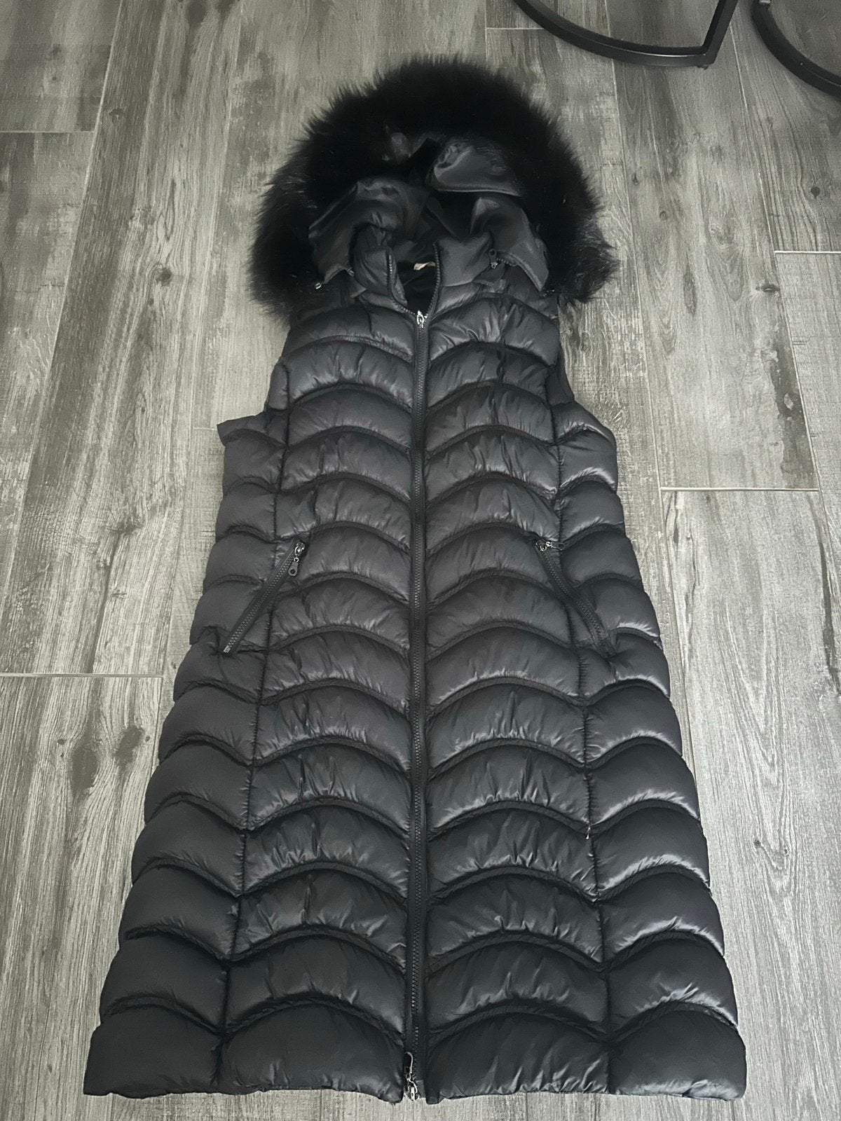 Lange zwarte gewatteerde bodywarmer met bontkraag, Ophalen of Verzenden, Zo goed als nieuw, Maat 38/40 (M), Zwart