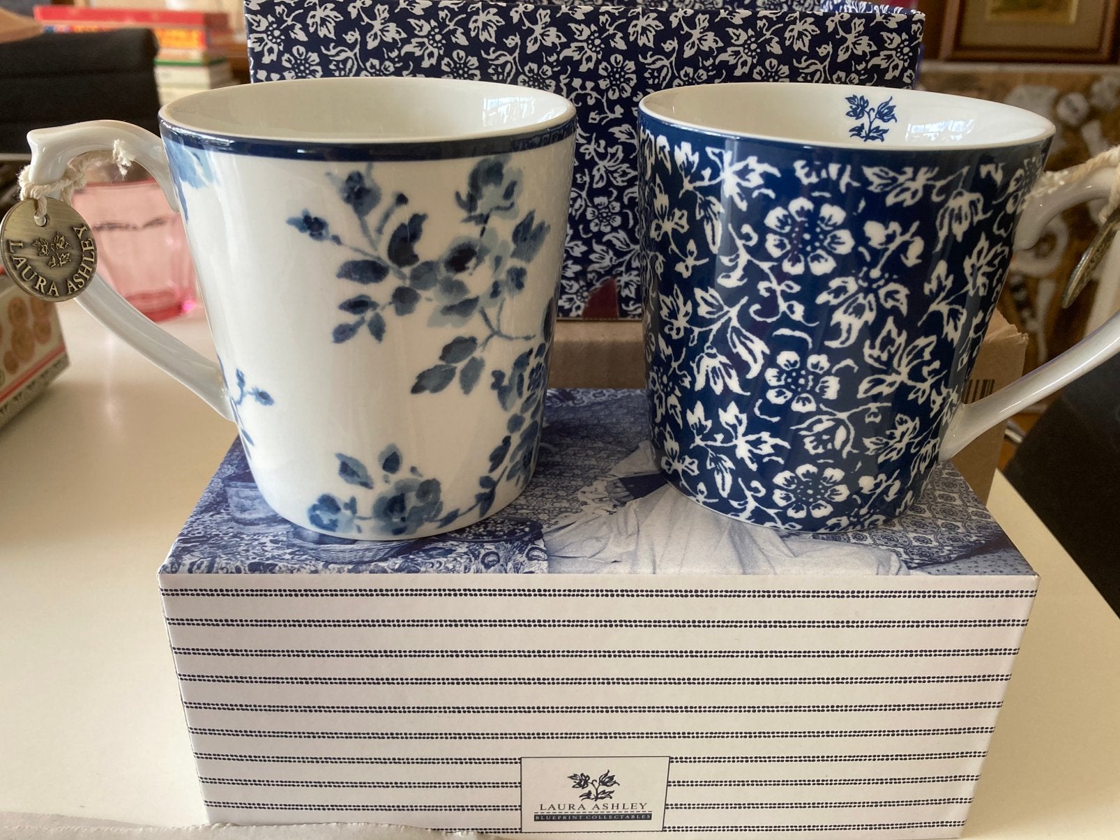 Laura Ashley 2 blauw witte mokken in cadeaudois, Overige merken, Ophalen of Verzenden, Zo goed als nieuw, Delftsblauw