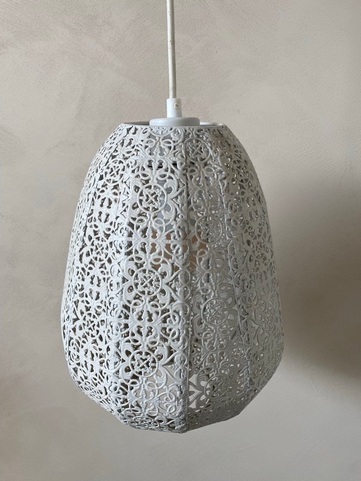 Witte hanglamp met opengewerkt patroon, Ophalen of Verzenden, Zo goed als nieuw, Metaal, E27 (groot)
