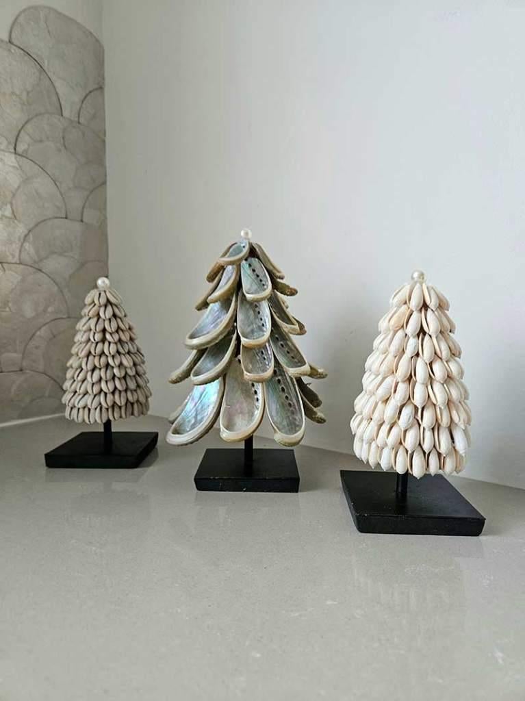 Schelpen kerstboom op standaard uit Bali, Diversen, Kerst, Ophalen of Verzenden, Tropical Home, 6951nk, Nieuw