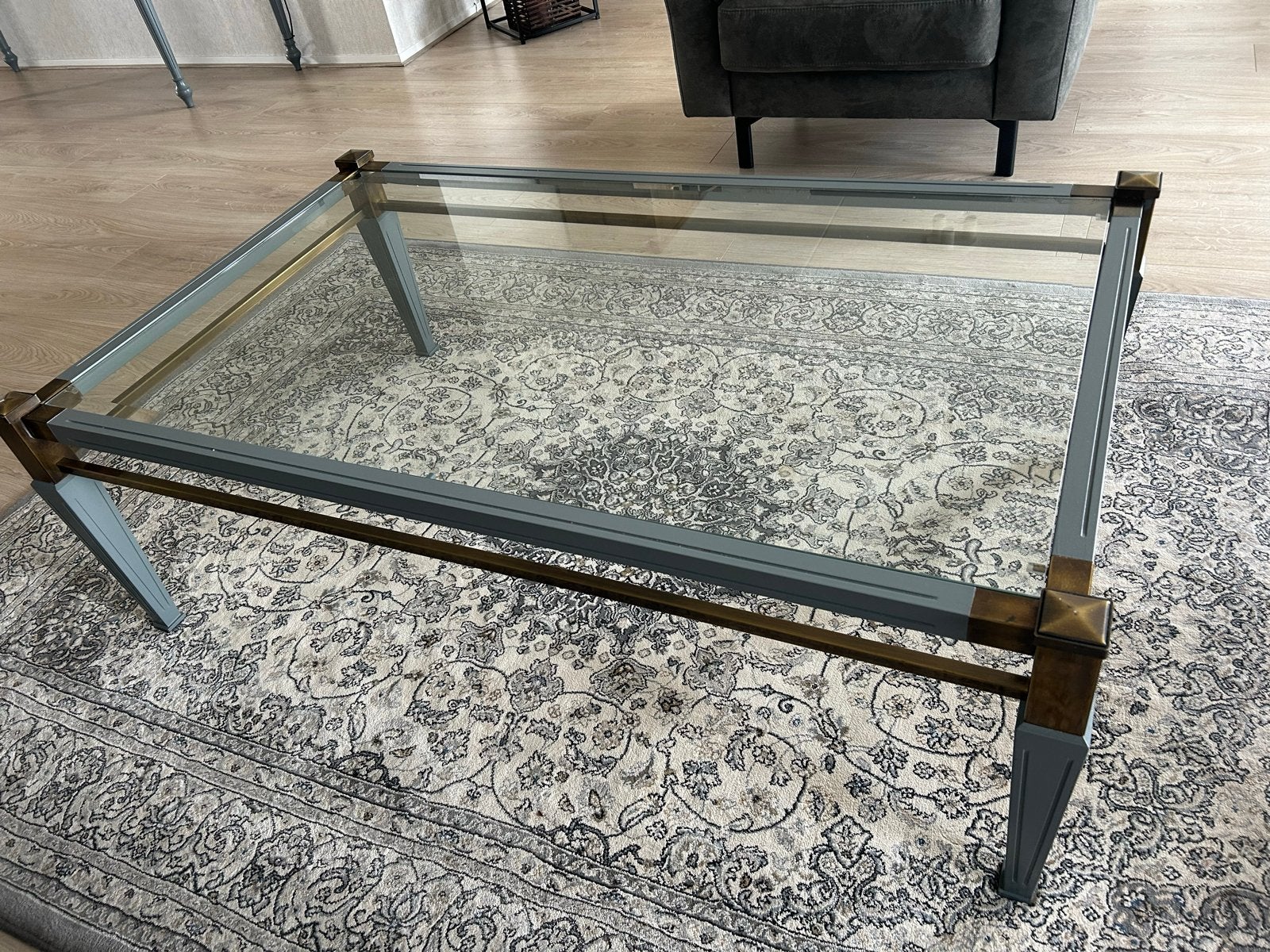Salontafel met facet geslepen glas en messing details, Ophalen, Glas, Gebruikt, 100 tot 150 cm