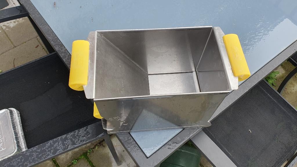 Lijmverdeelbakken voor kalkzandsteen, Ophalen, Zo goed als nieuw
