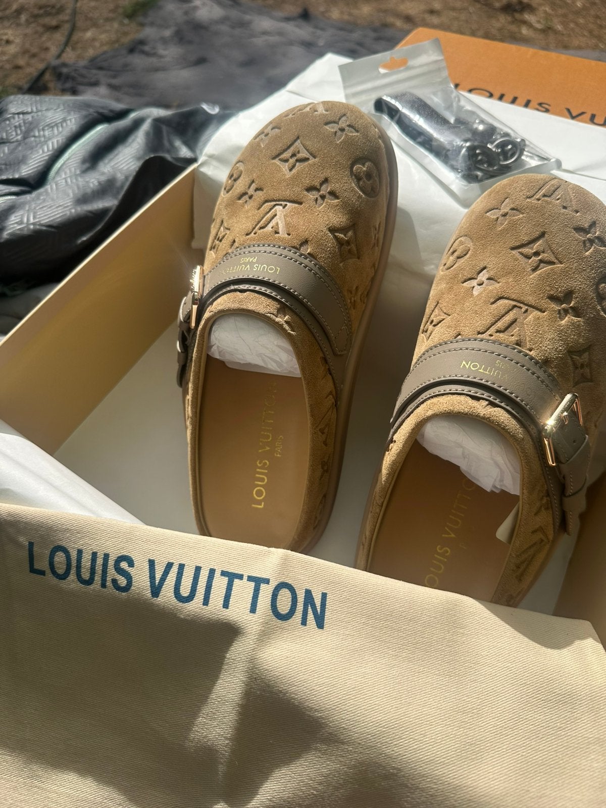 Nieuwe lv slippers maat 40, Slippers, Bruin, Nieuw, Ophalen of Verzenden