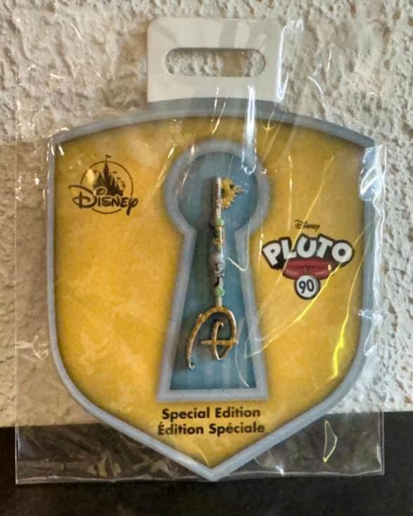 Disney mini key Pluto 90 jaar, Ophalen of Verzenden, Goofy of Pluto, Nieuw, Beeldje of Figuurtje