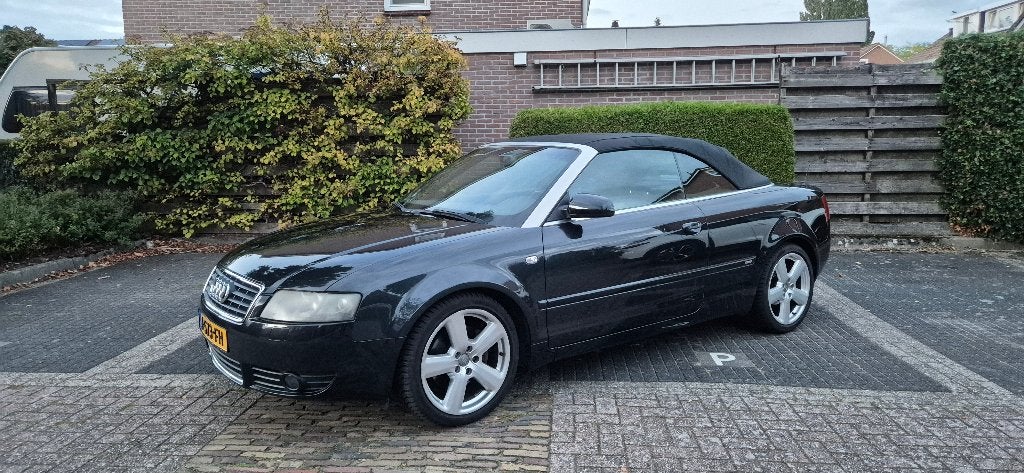 Audi A4 2.4 V6 125KW Cabrio 2005 Zwart, Auto's, Voorwielaandrijving, Dealer onderhouden, Zwart, Cabriolet