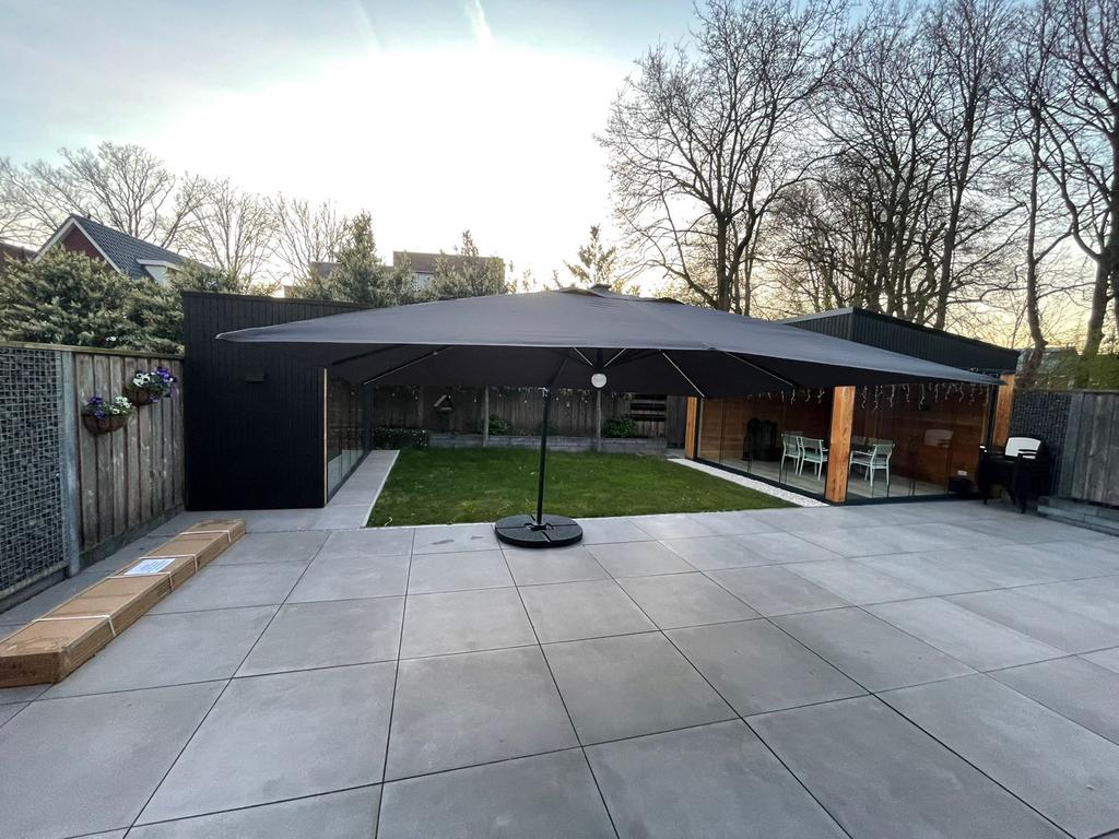 Grote zweefparasol 3x4m met zonnepaneel en LED-verlichting, Ophalen, Verstelbaar, Nieuw, Zweefparasol