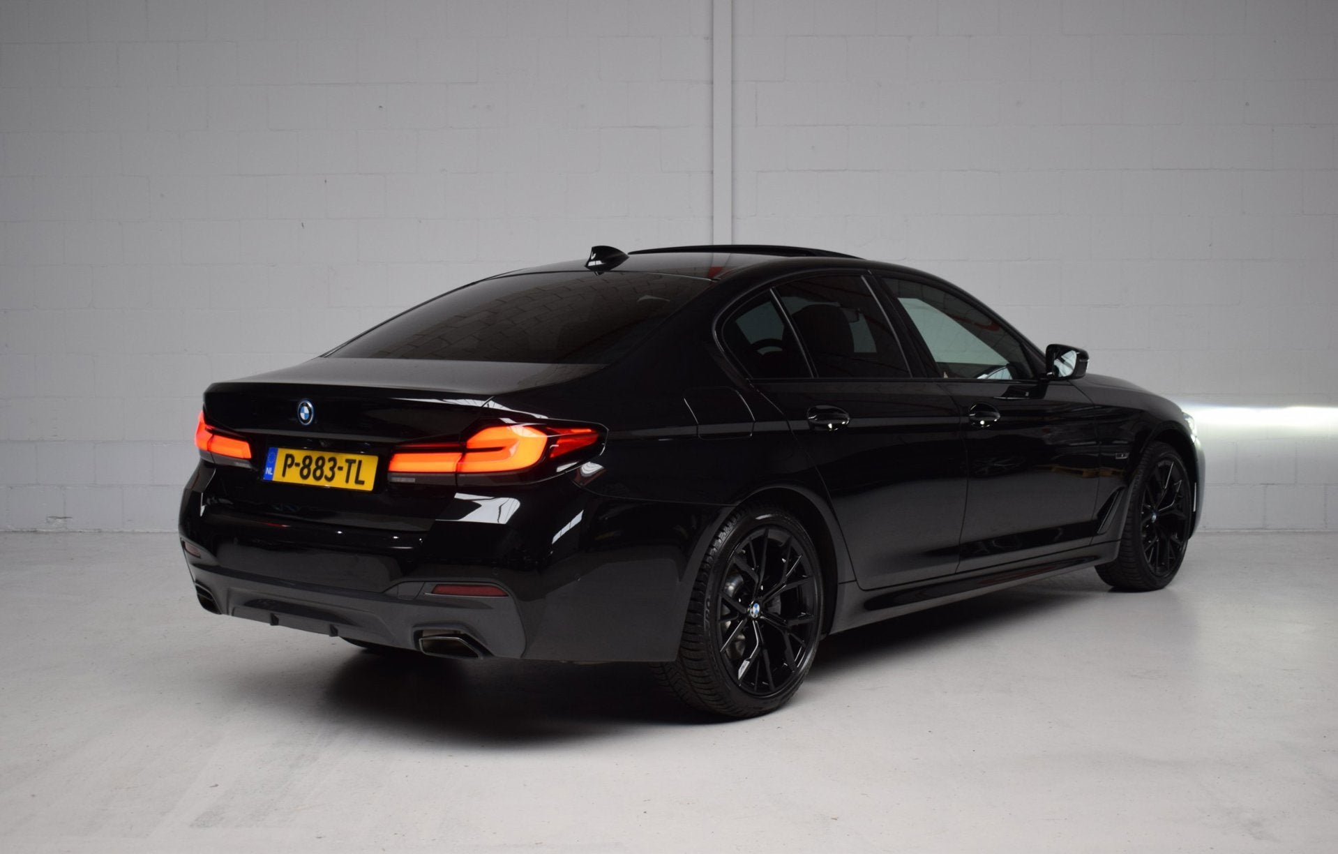 BMW 5-serie 530e M-SPORT ORG.NED / SCHUIFDAK / CAMERA / LEER, 1998 cc, Achterwielaandrijving, Gebruikt, 4 cilinders