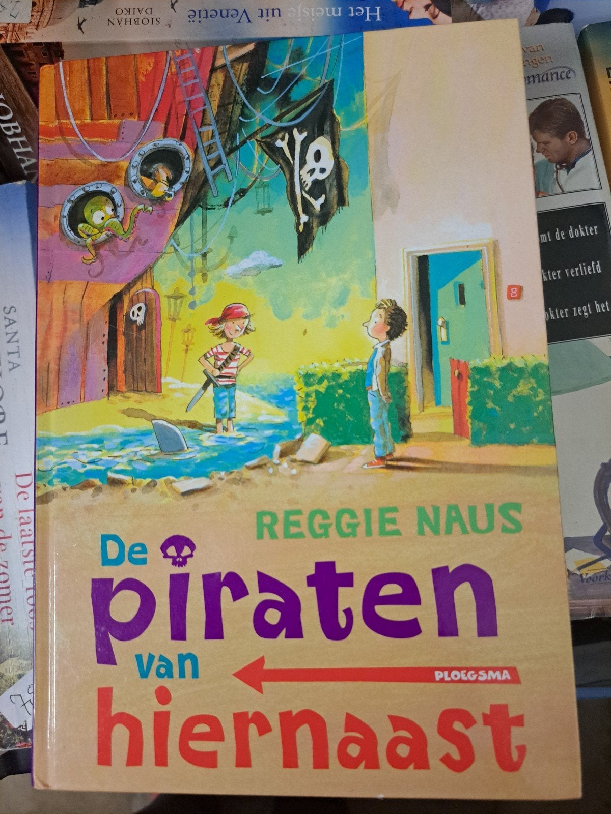 De piraten van hiernaast - Reggie Naus (kinderboek), Boeken, Ophalen of Verzenden, Gelezen, Reggie Naus, Fictie algemeen