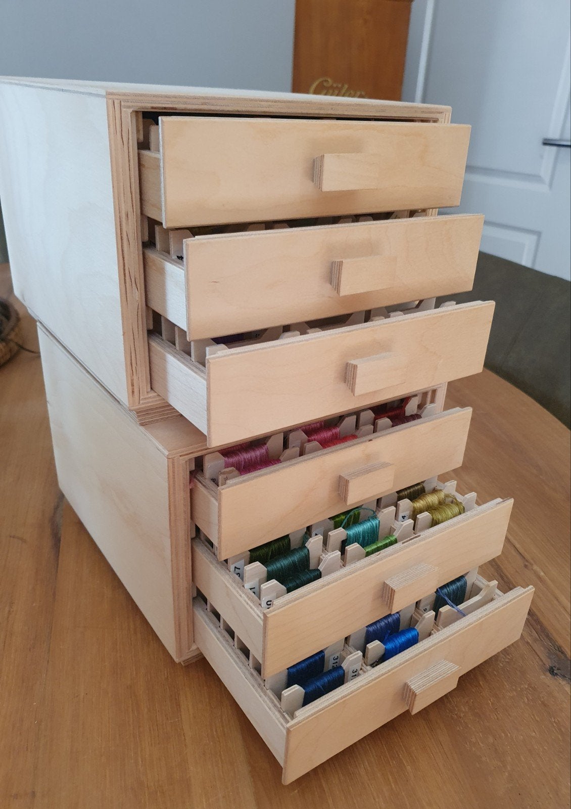 DMC borduurgaren houten 3 ladenkastje nr 2, Hobby en Vrije tijd, Borduren en Borduurmachines, Verzenden, Nieuw, Borduurgaren of Zijde