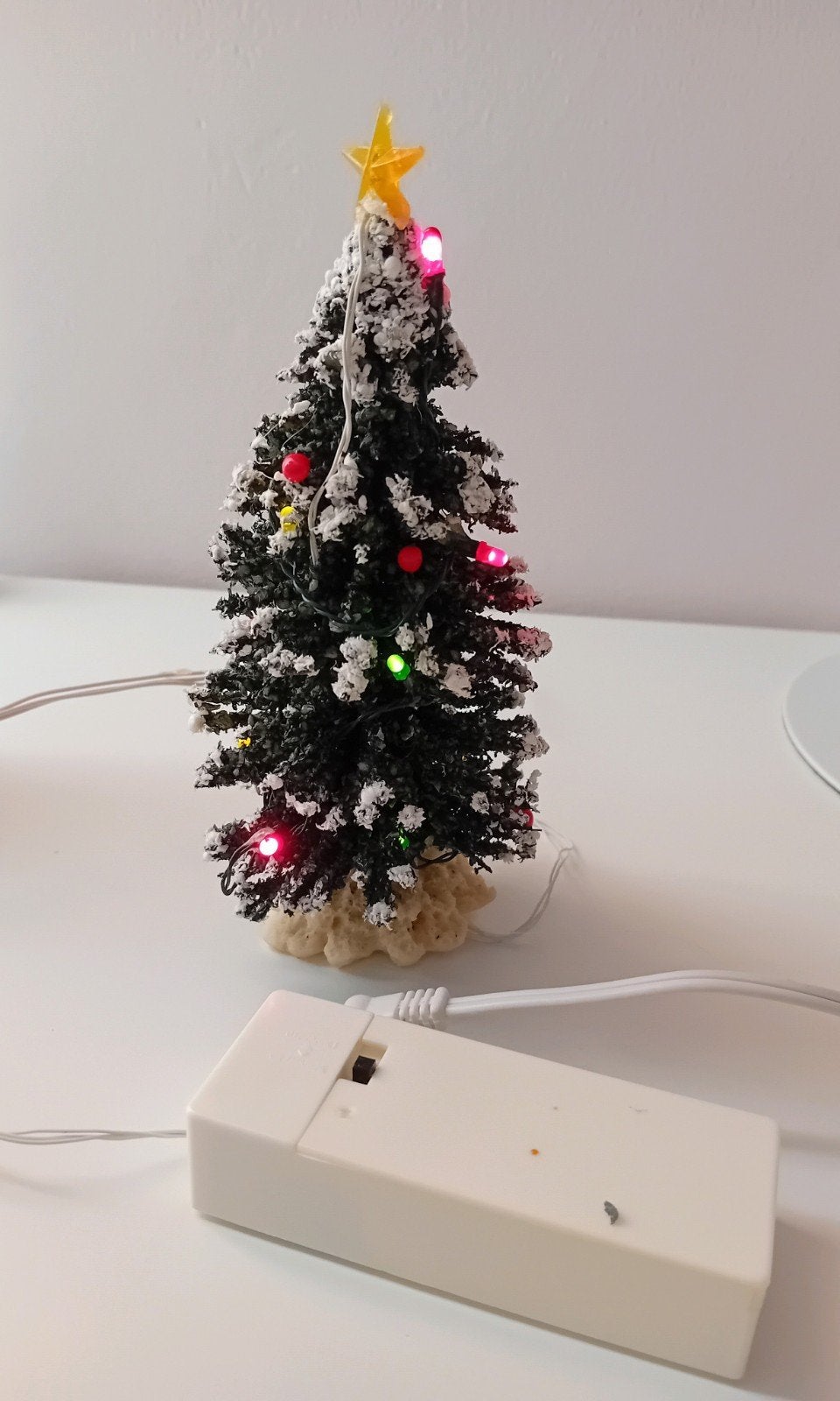 Verlichte Kerstboom voor Kerstdorp ong 16 cm hoog, Diversen, Kerst, Ophalen of Verzenden