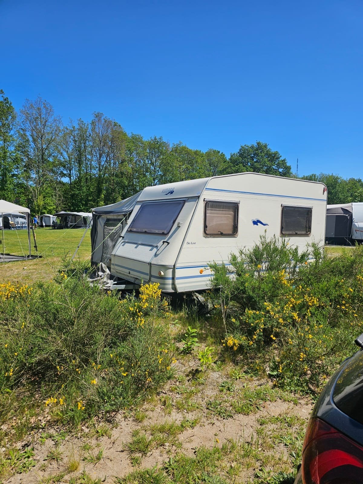 Caravan + voortent gezinscaravan instappen en genieten gaan!, Caravans en Kamperen, Caravans, Particulier, tot en met 4, 500 - 750 kg