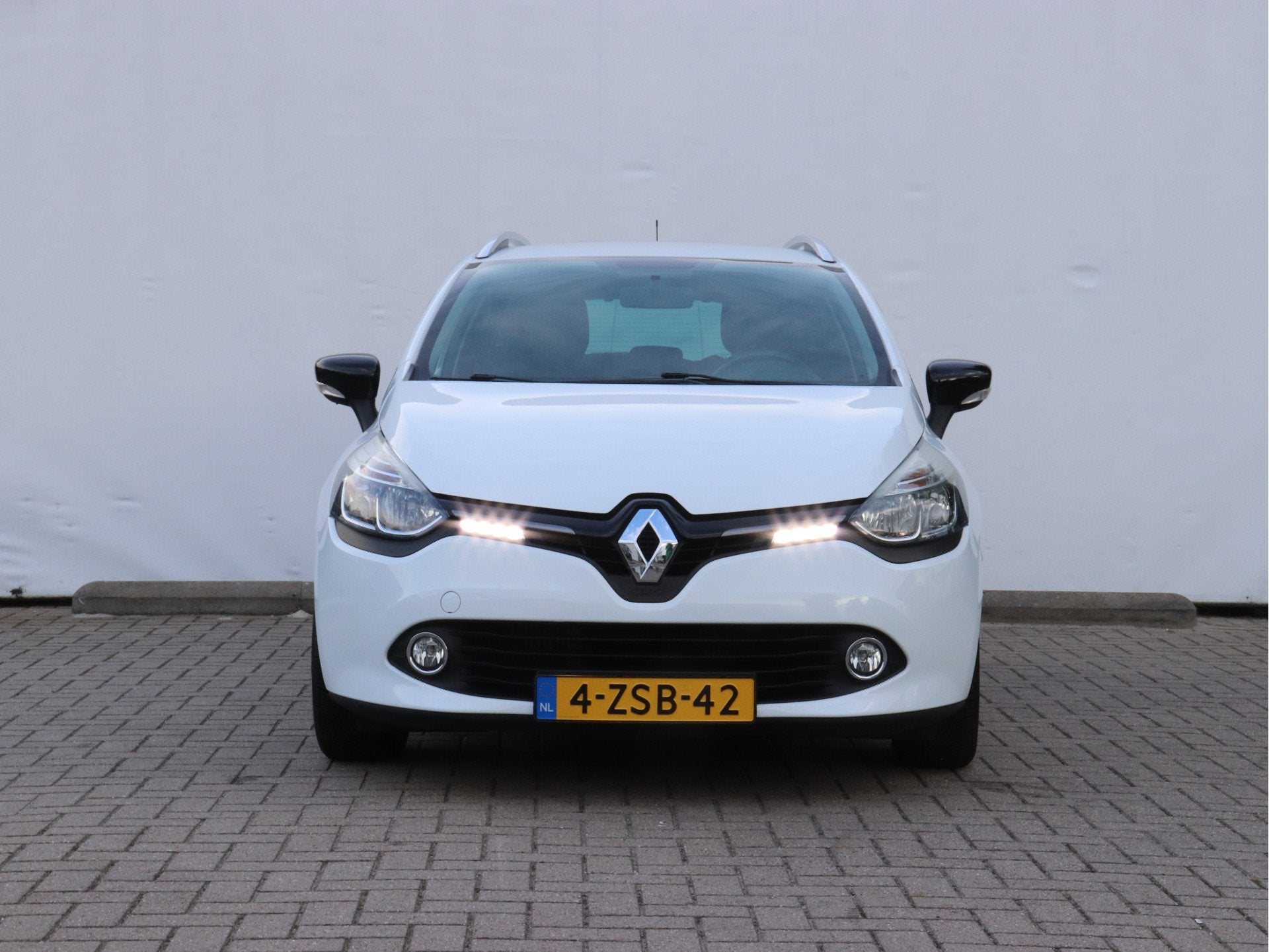 Renault Clio Estate 0.9 TCe Night&Day NAVI / TREKHAAK / PDC, Voorwielaandrijving, Wit, Origineel Nederlands, Handgeschakeld