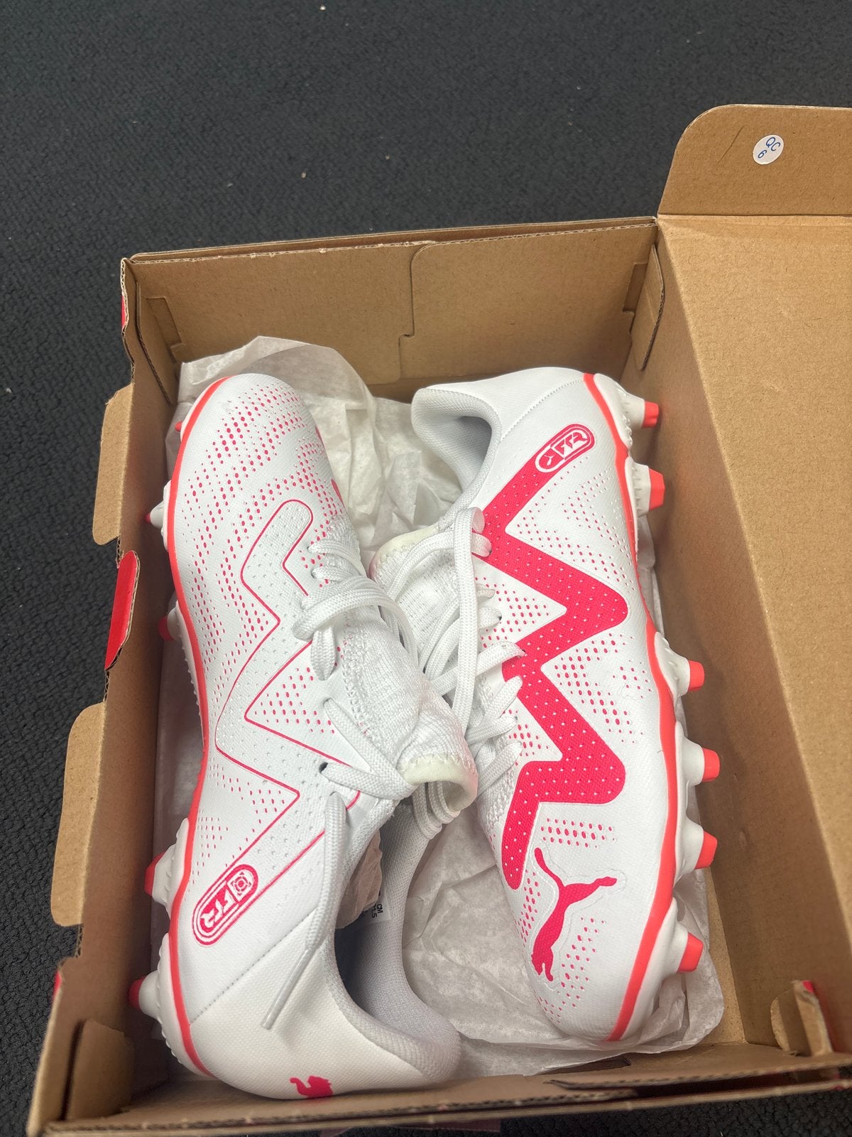 Puma Voetbalschoenen Maat 35 - Wit/Roze, Ophalen of Verzenden, Nieuw, Wit, Sportschoenen