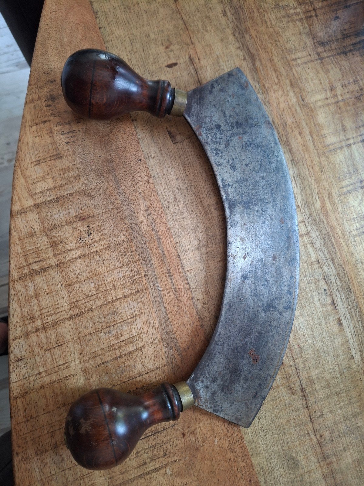 Antieke mezzaluna kruidenhakker met houten handvatten, Ophalen of Verzenden