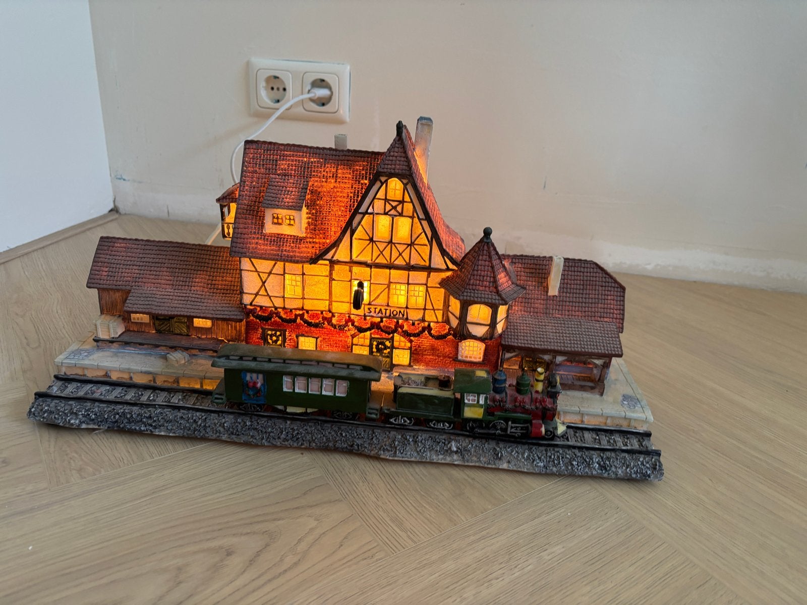 Verlicht Treinstation met stekker (kersthuis), Ophalen, Gebruikt