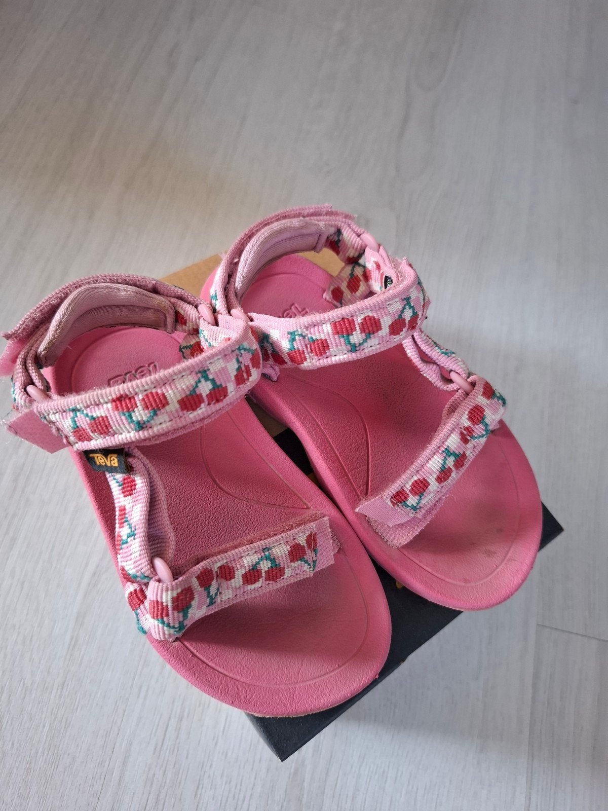 Teva sandalen roze met kersenprint maat 22/23, Gebruikt, Meisje, Schoenen, Teva