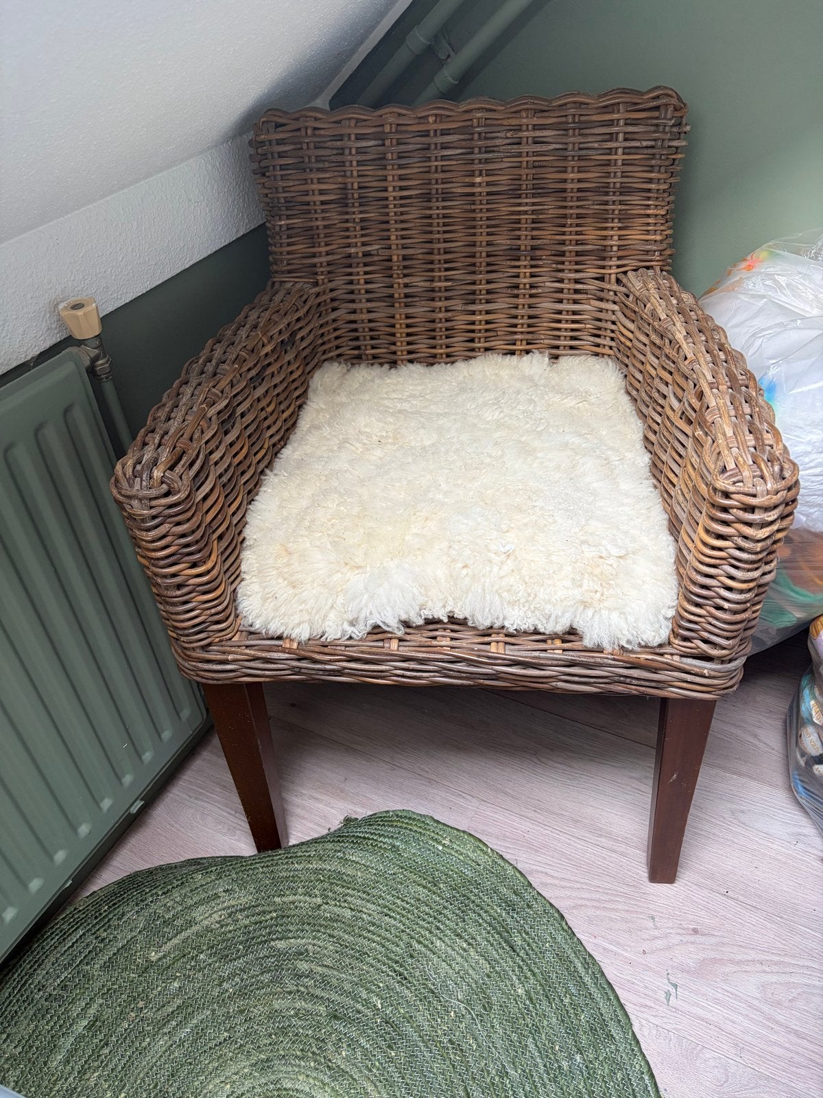 Rotan fauteuil met schapenvacht, Ophalen