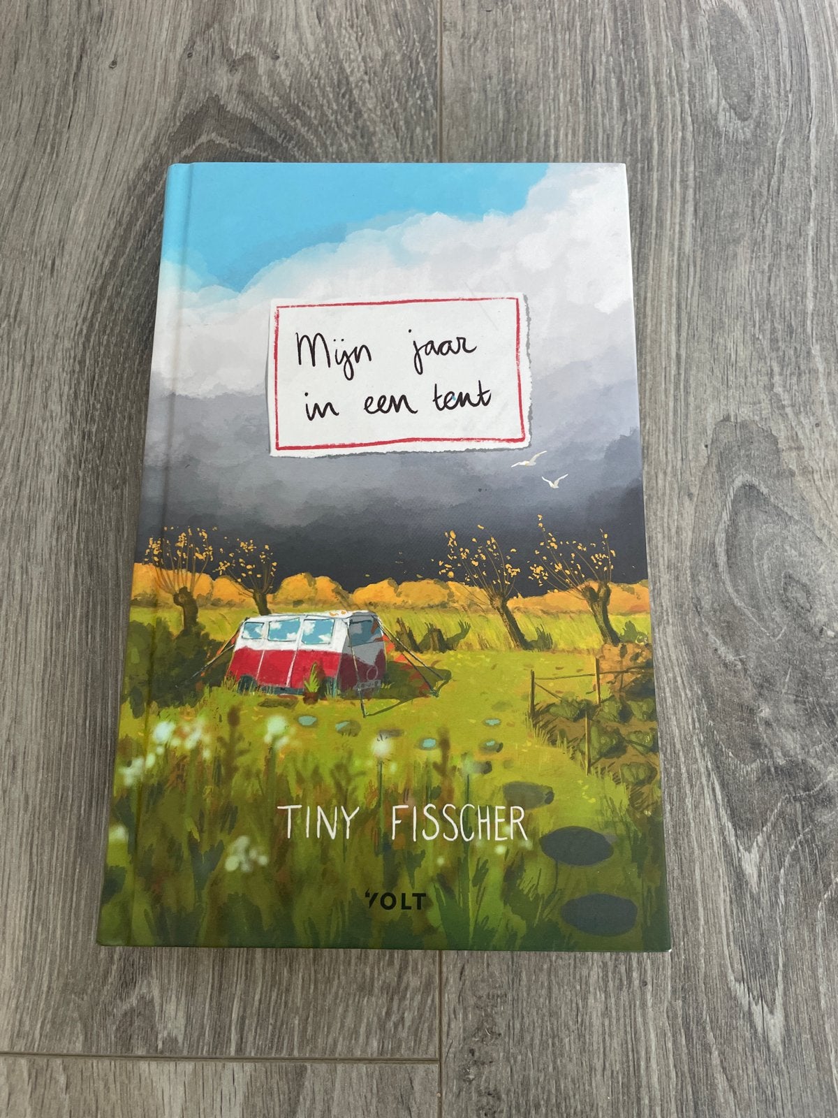 Mijn jaar in een tent - Tiny Fisscher (Gloednieuw), Ophalen of Verzenden, Nieuw, Fictie