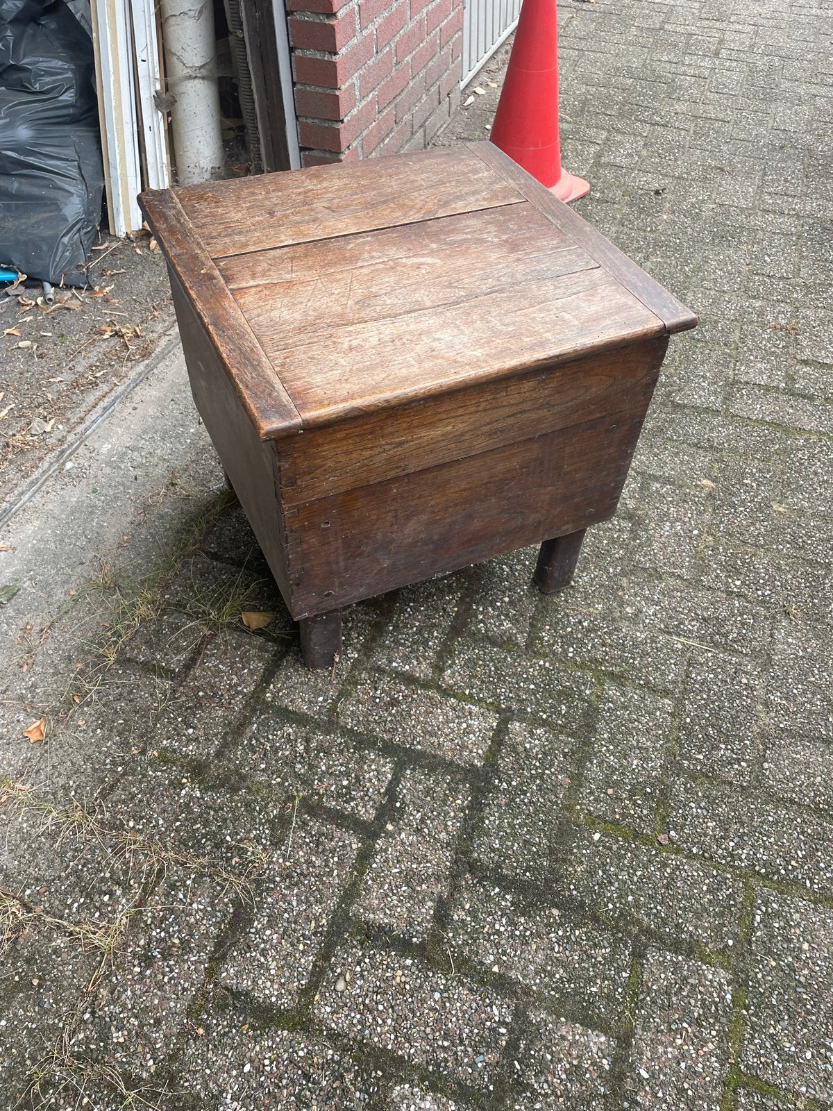 Antieke houten po met porseleinen pot, Ophalen