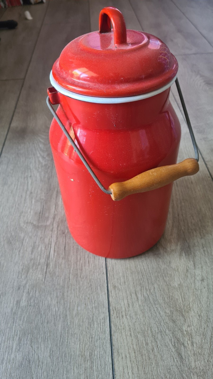 Mooie oude melkbus in.het rood, Ophalen of Verzenden, Overige materialen