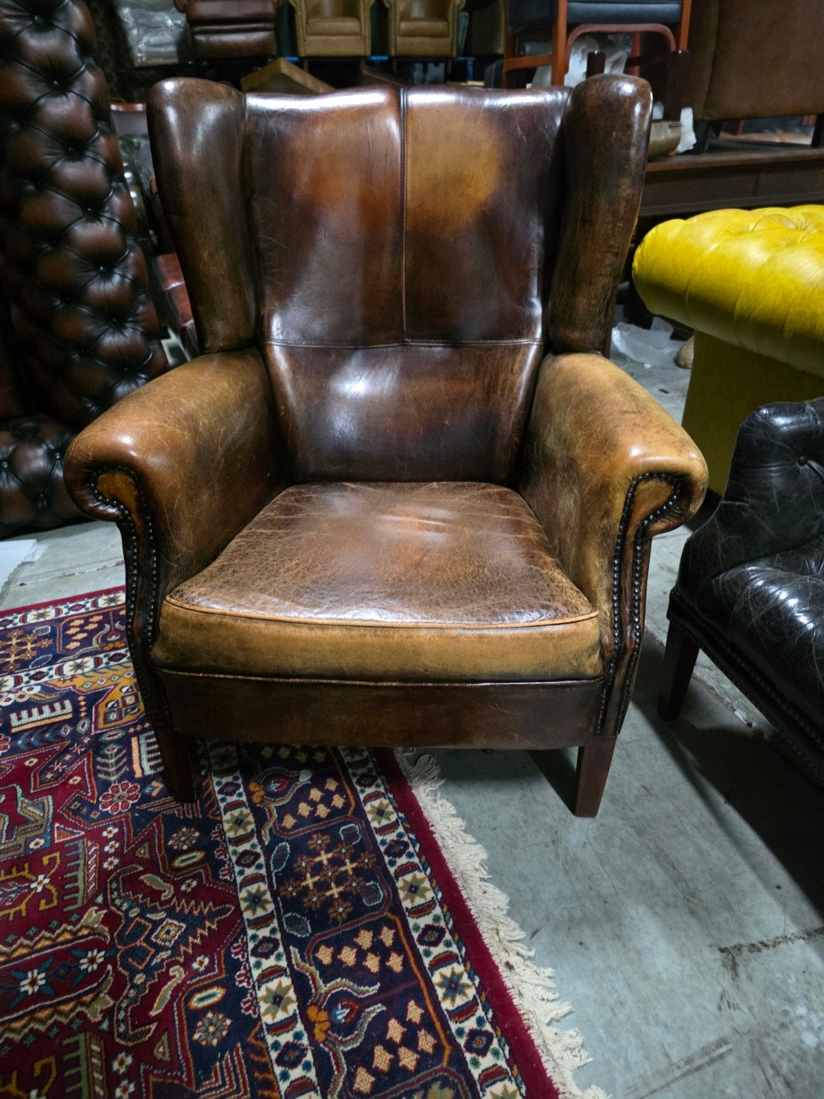 Vintage schapenleren oor fauteuil Chesterfield + BEZORGING