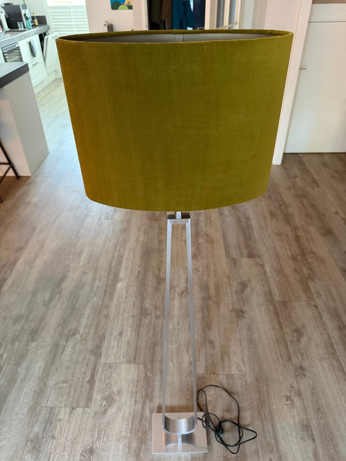 Moderne vloerlamp met olijfgroene velours kap, Zo goed als nieuw, Metaal, 150 tot 200 cm, E27 (groot)