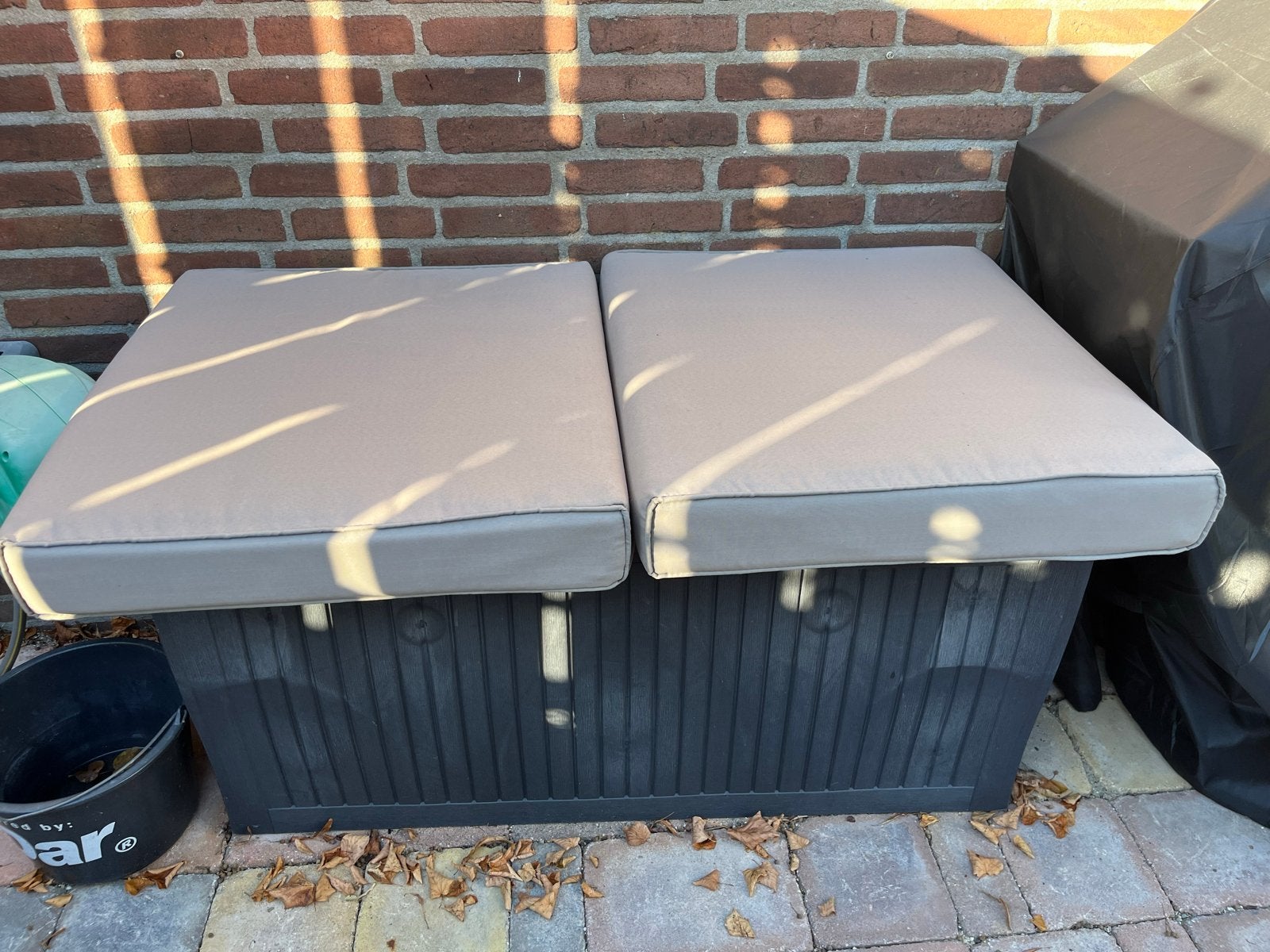 Twee grijze tuinkussens met rits (66x60x11 cm), Ophalen, Gebruikt