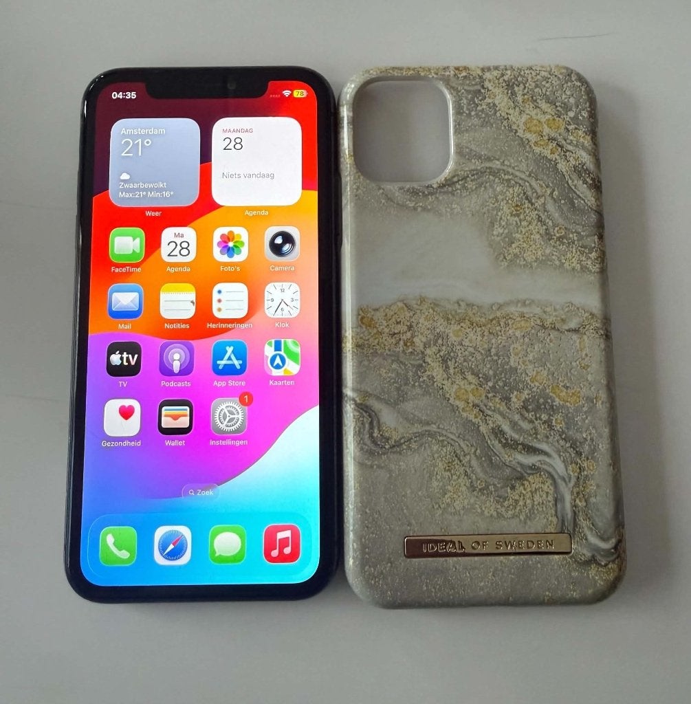 En ZGAN iPhone 11 met 64gb zwart kleur Te koop of te ruil, 75 %, Zwart, Zo goed als nieuw, 64 GB
