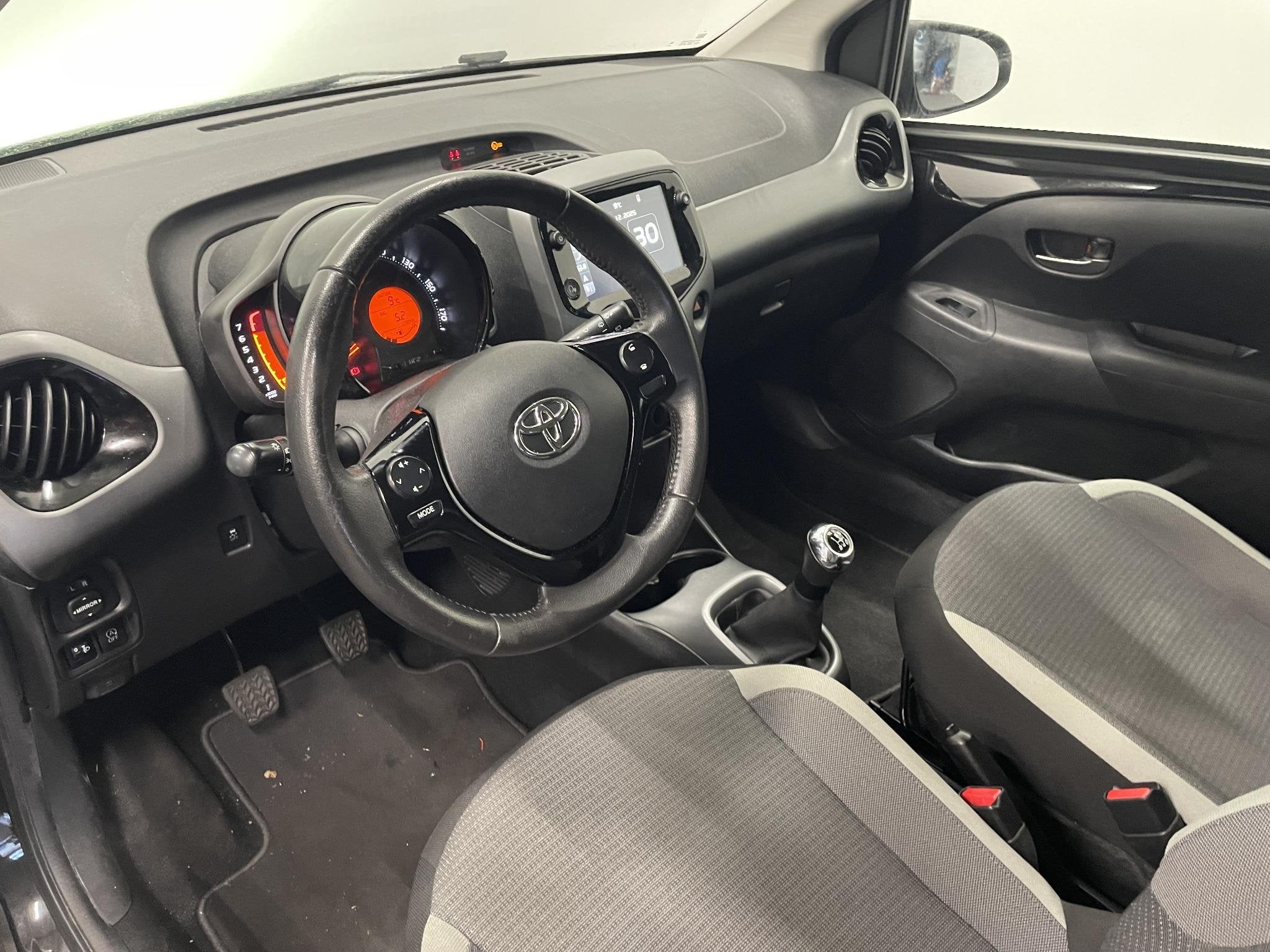 Toyota Aygo 1.0 VVT-i x-play Airco Navigatie Apple Carplay/A, Voorwielaandrijving, Stof, Gebruikt, 4 stoelen