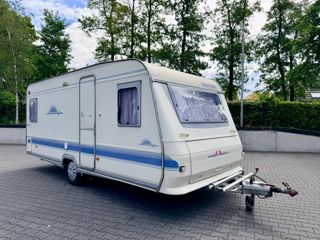 Adria 502 UP caravan – Eerste eigenaar/ Bovag 2026/ Mover, Caravans en Kamperen, Caravans, Kachel, Rondzit, Frans bed, 750 - 1000 kg