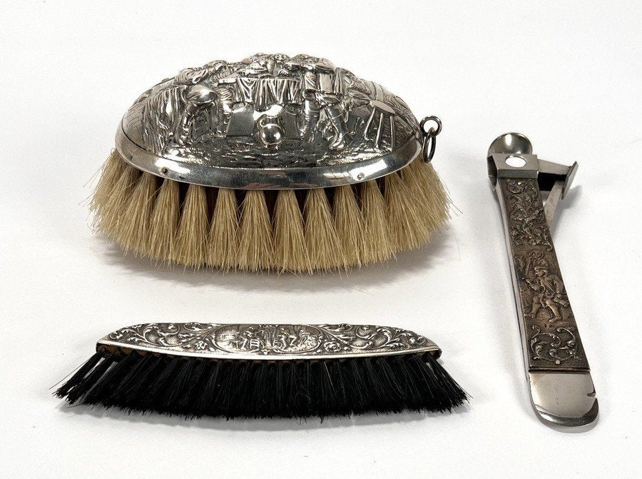 841. Zilveren kledingborstel, kam en sigarenknipper, 1900, Ophalen of Verzenden, Zilver