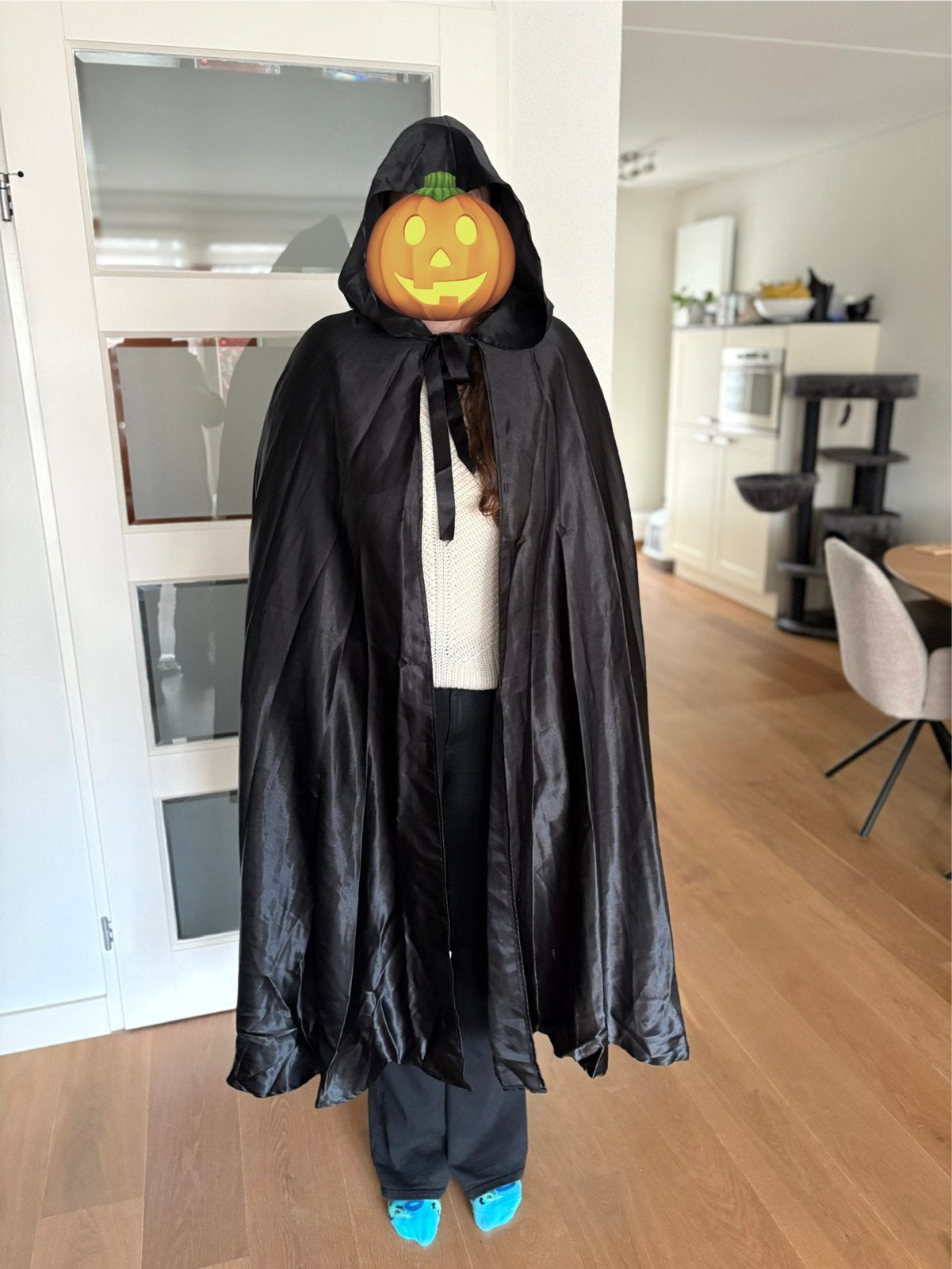 Zwarte cape met capuchon - Halloween/Carnaval, Ophalen of Verzenden, Zo goed als nieuw