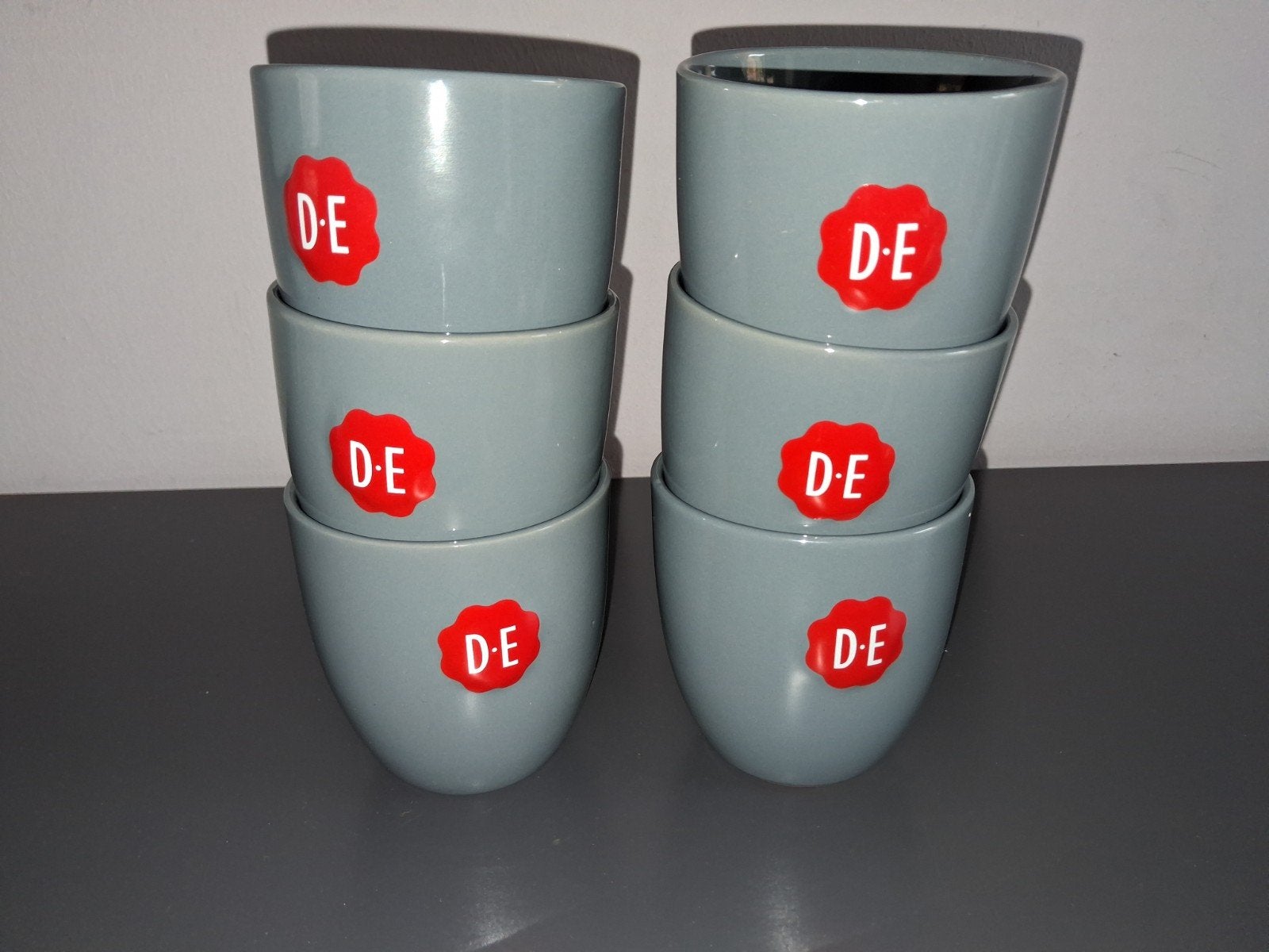 6 Douwe Egberts koffie/thee mokken - grijs bekers, Overige merken, Keramiek, Zo goed als nieuw, Modern