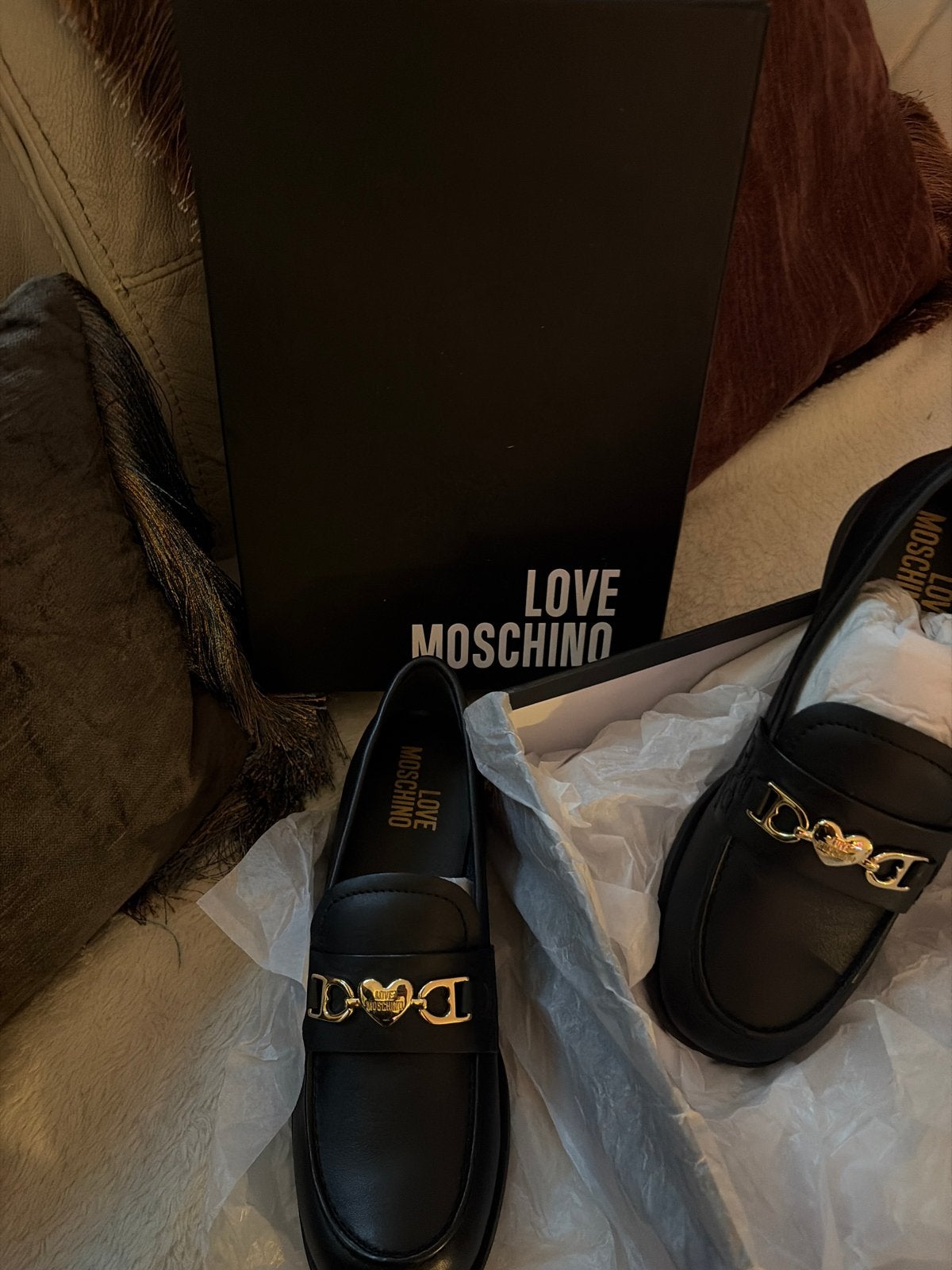 Love Moschino Instappers met Gouden Hartdetail, Ophalen of Verzenden, Nieuw, Zwart, Instappers