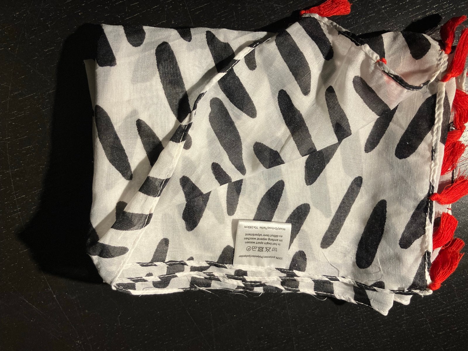 Wibra /Sjaal Zwart-Wit met Rode Kwastjes/nieuw, Kleding | Dames, Ophalen of Verzenden, Nieuw, Maat 38/40 (M), Sjaal