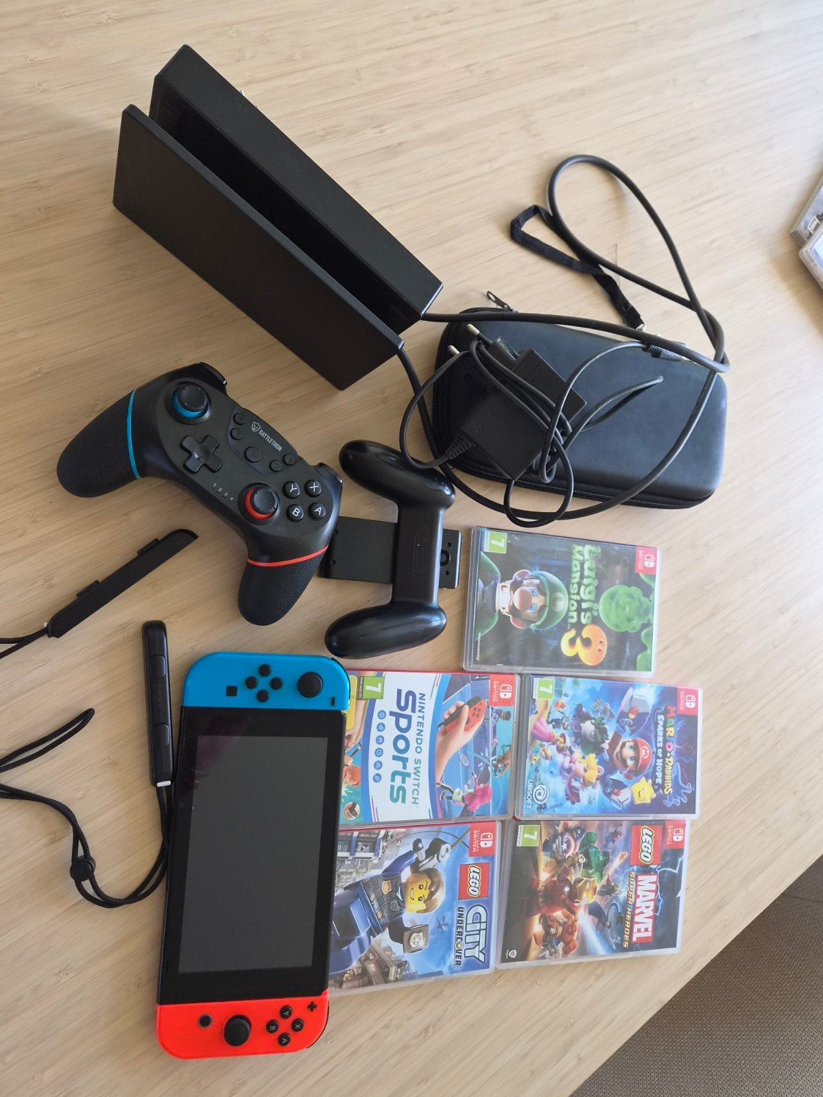 Nintendo Switch met 2 controllers en 5 games, Spelcomputers en Games, Spelcomputers | Nintendo Switch, Met games, Met 2 controllers