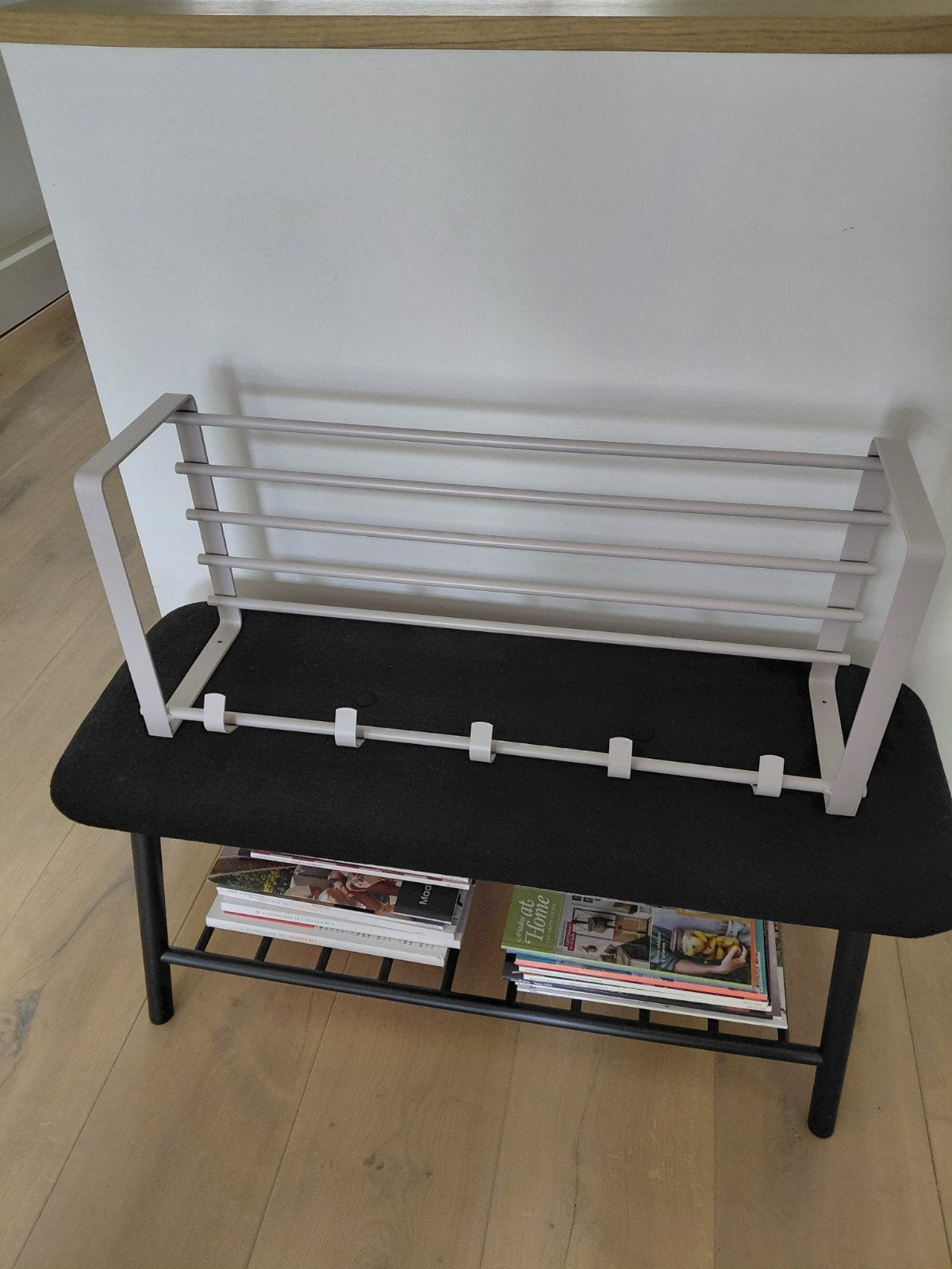 Moderne kapstok van zandkleurig metaal, Wandkapstok, Nieuw, Ophalen of Verzenden, Minder dan 100 cm