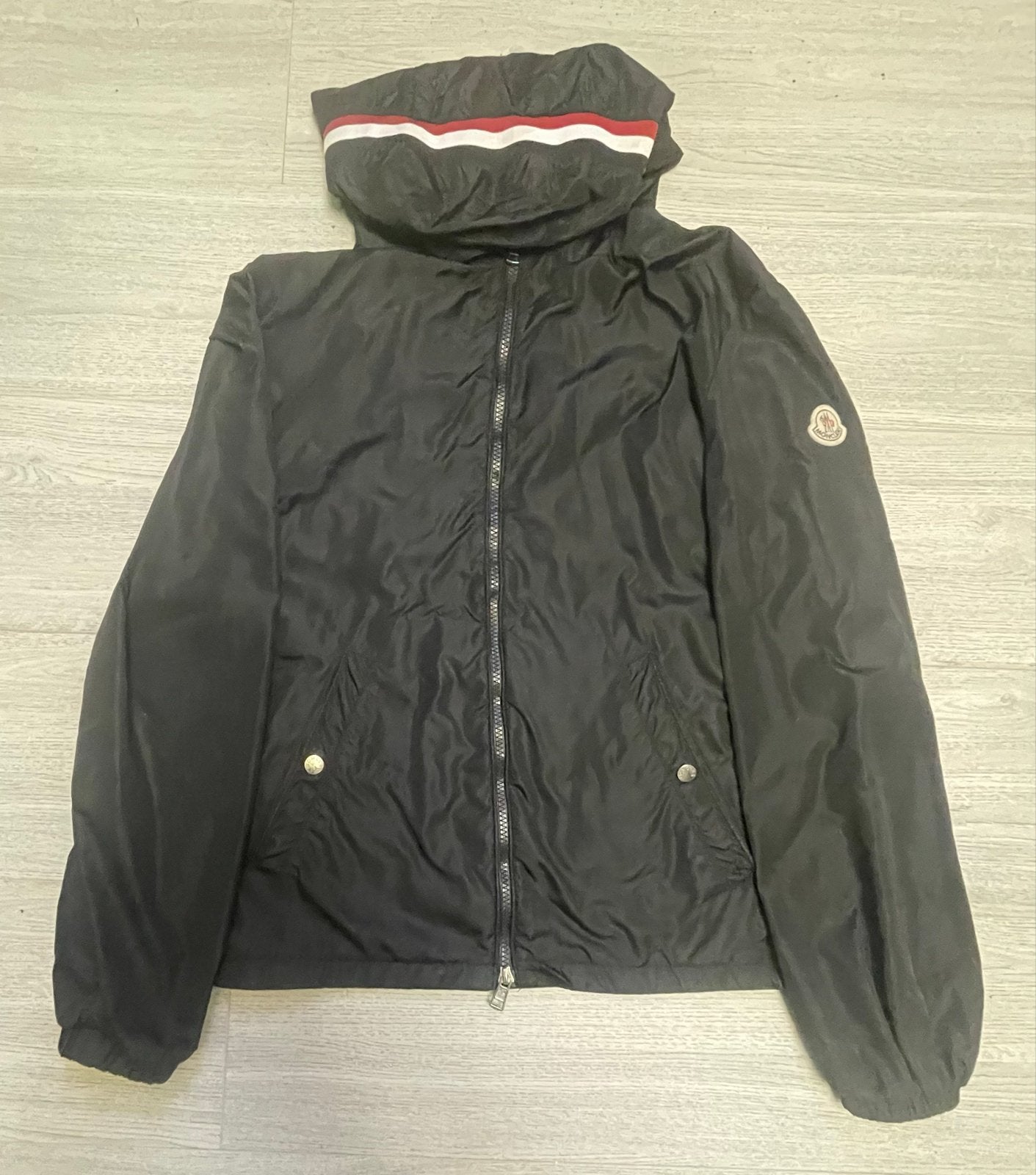 Moncler jas zwart met capuchon maat xs en kan ook s, Kleding | Dames, Jumpsuits, Ophalen of Verzenden, Zo goed als nieuw, Maat 38/40 (M)