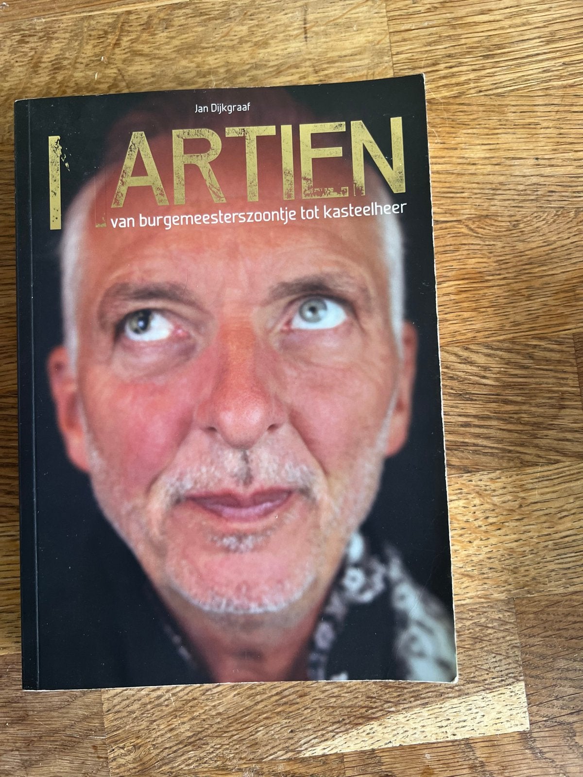 Martien Meiland - Van burgemeesterszoontje tot kasteelheer, Boeken, Ophalen of Verzenden, Gelezen, Film, Tv en Media