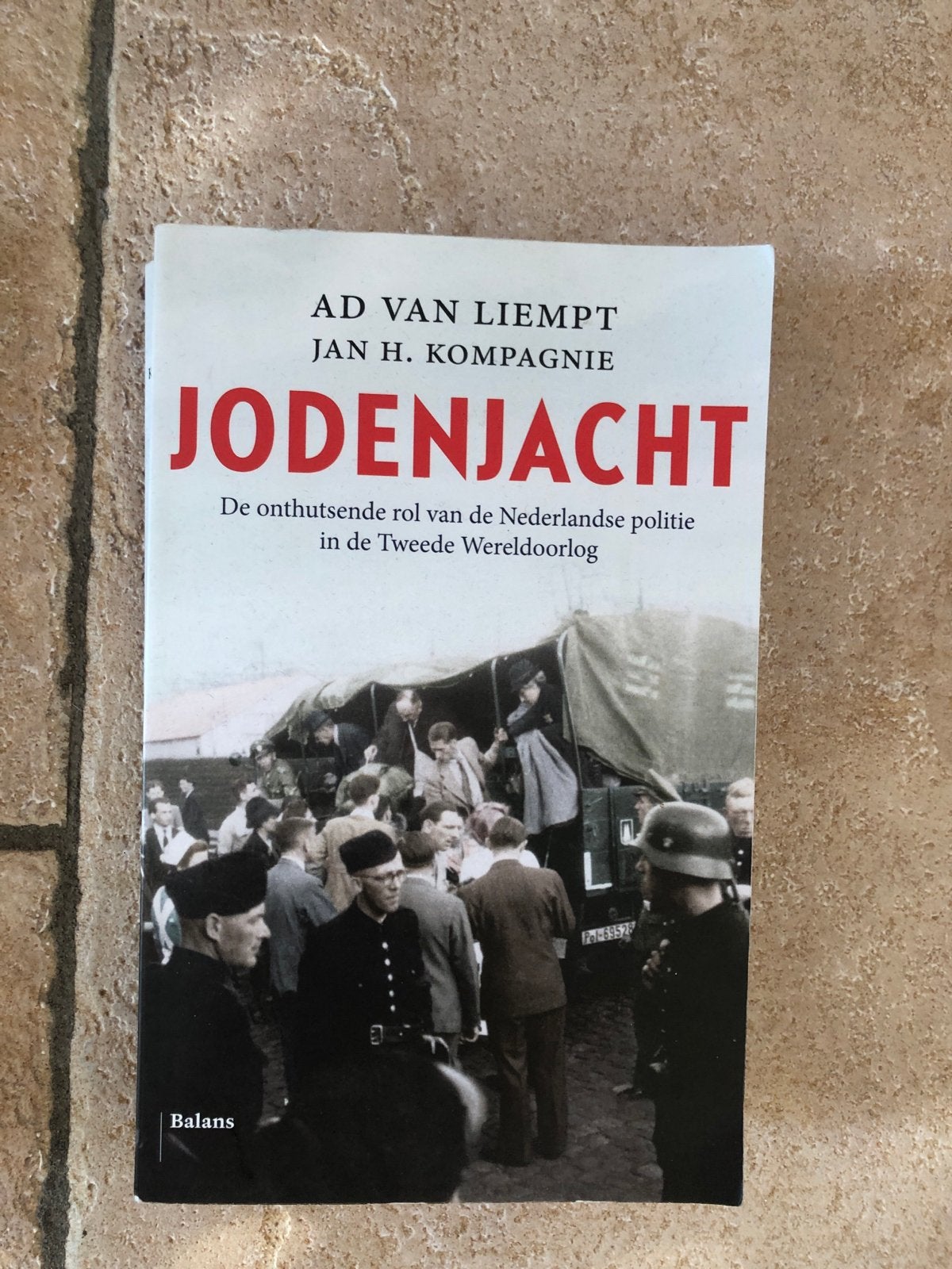 Jodenjacht: De rol van de Nederlandse politie in WOII, Ophalen of Verzenden, 20e eeuw of later, Zo goed als nieuw