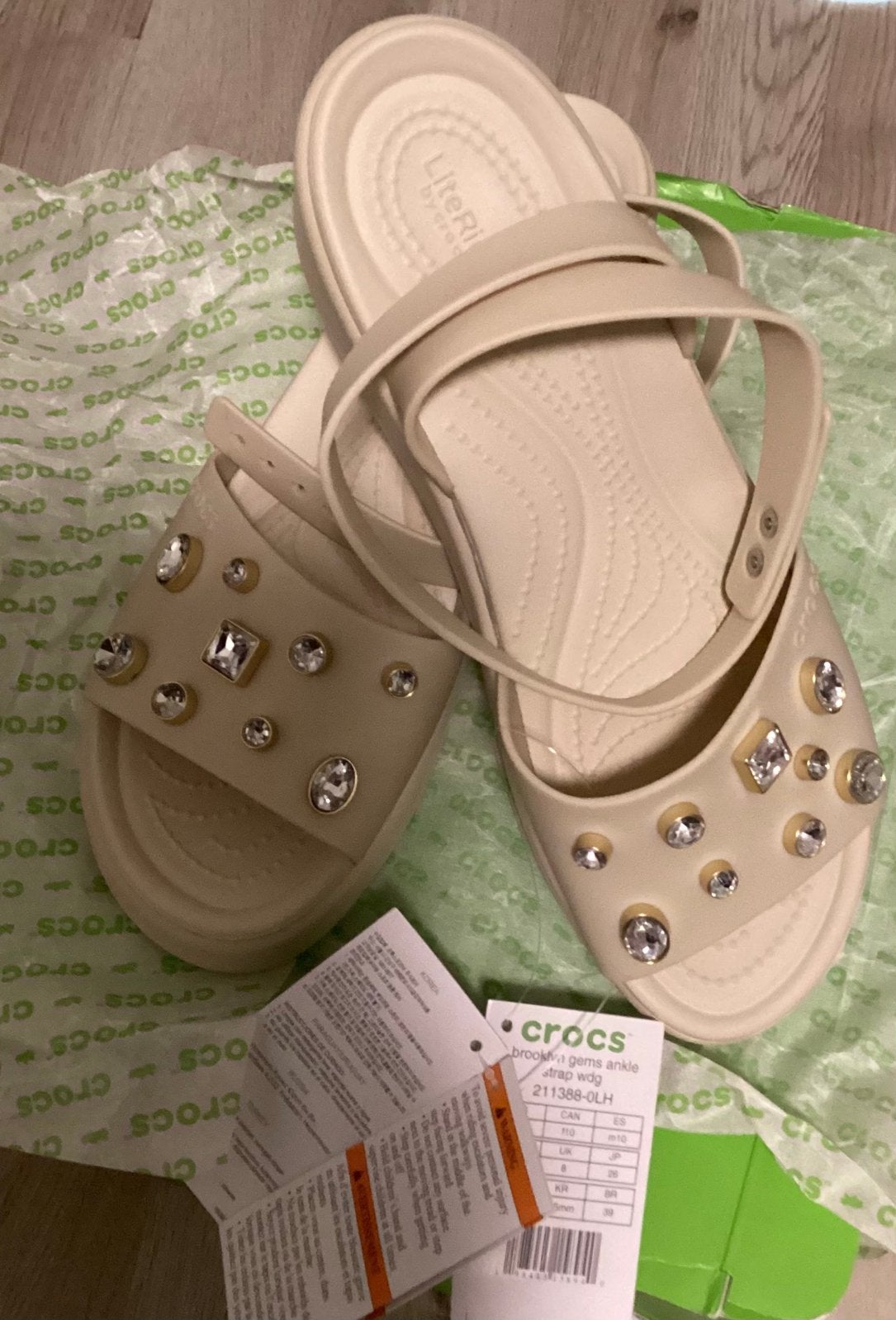 CROCS NIEUW!LIMITED EDITION!Maat10,brooklyn gems ankle strap, Beige, Nieuw, Sandalen of Muiltjes, Ophalen of Verzenden