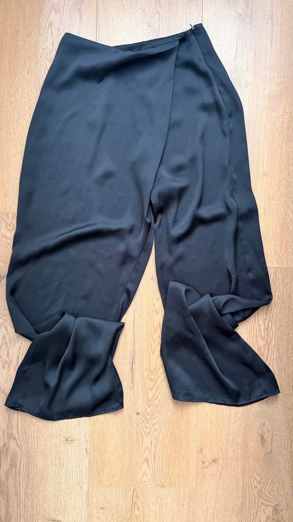 BSL Zwarte satijnen pantalon maat S, Kleding | Dames, Broeken en Pantalons, Verzenden, Zwart, Zo goed als nieuw, Maat 36 (S)