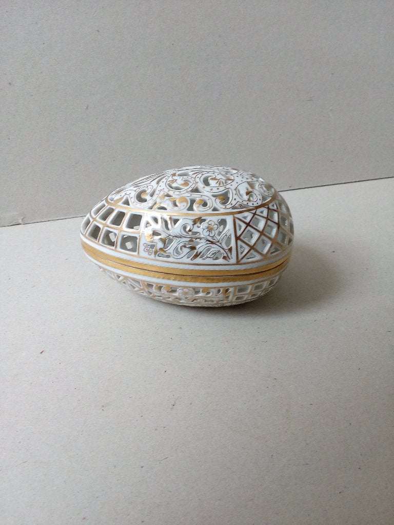 Antieke bonbonniëre . Herend Hungary.Vorm ei., Ophalen of Verzenden