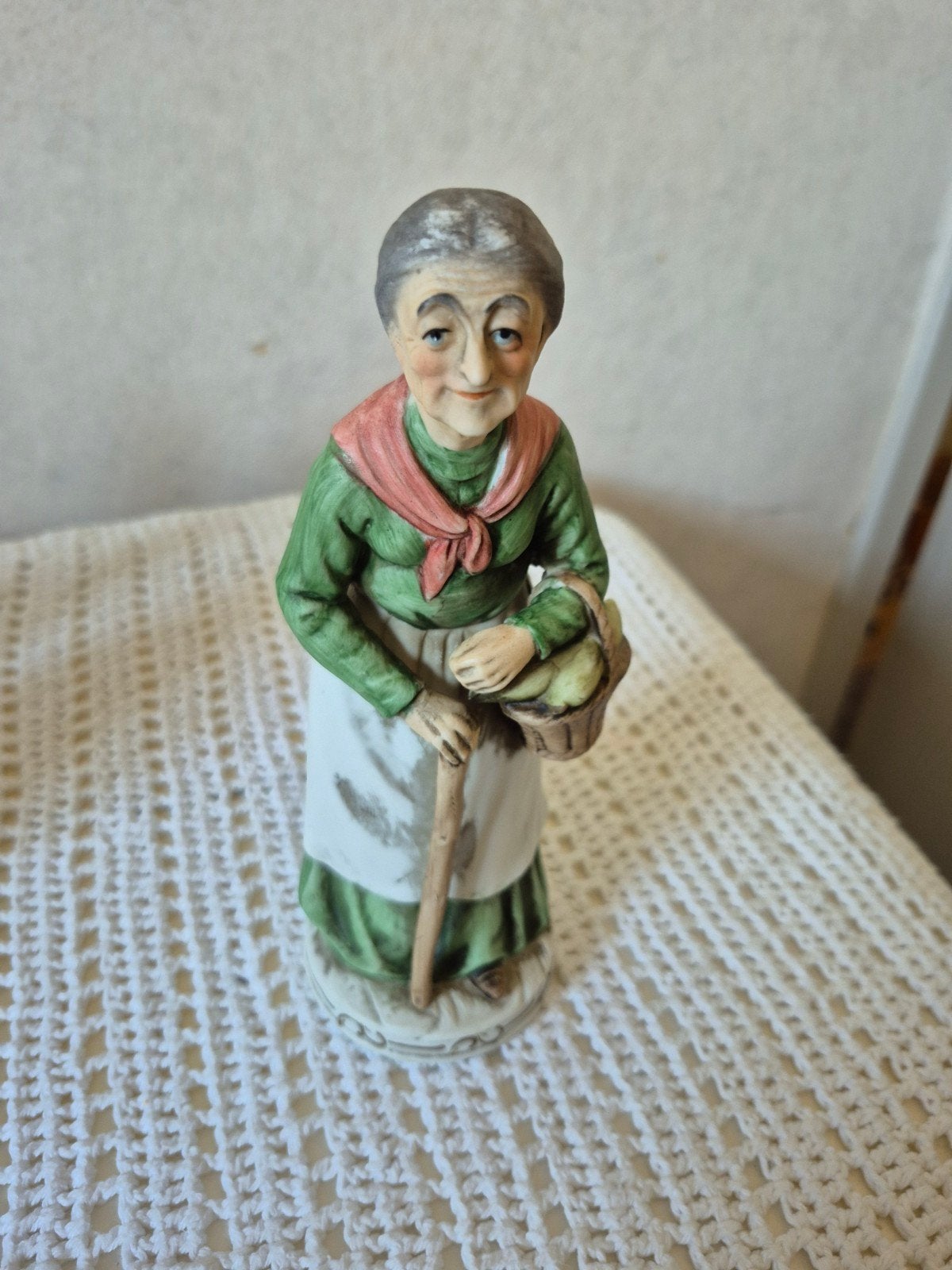 Vintage beeldje oude vrouw met mand en wandelstok, Ophalen of Verzenden
